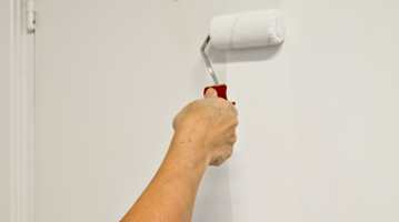 Å male døren er en rask og enkel måte å fornye hjemmet på. Her kan du se hvordan det gjøres.