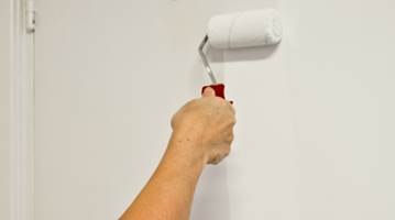 Å male døren er en rask og enkel måte å fornye hjemmet på. Her kan du se hvordan det gjøres.