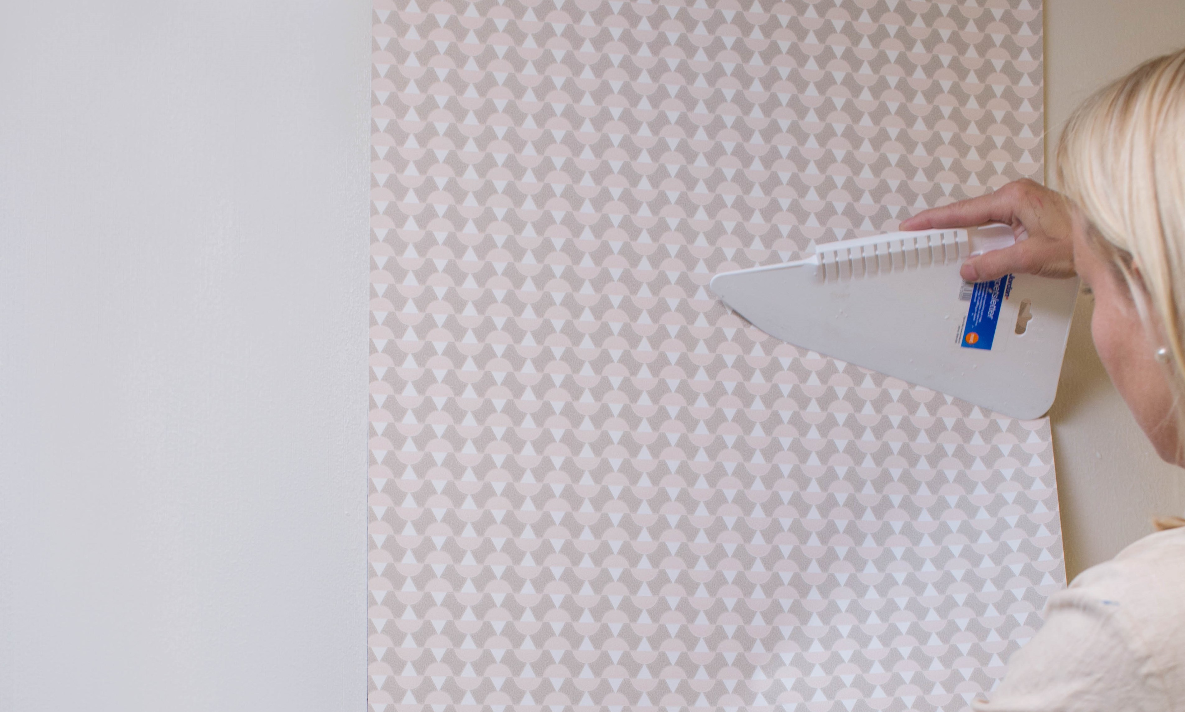 Hvordan tapetsere en vegg?