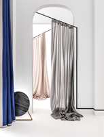 <b>PENT:</b> Ikke bare er gardiner dekorative, de har også flere praktiske funksjoner. Disse er fra Sahco/Intag.