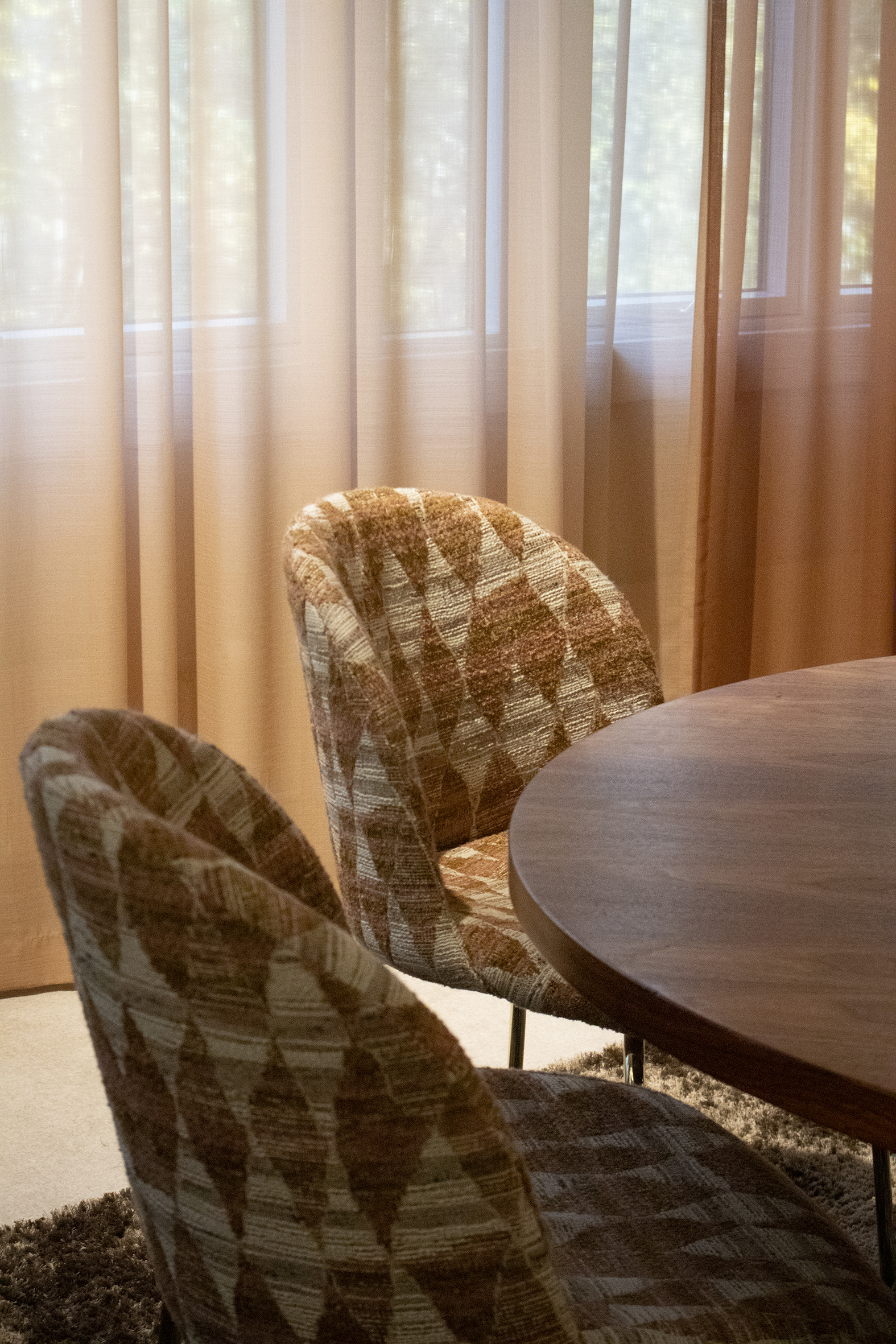 Tynne gardiner foran vindu beskytter mot solbleking