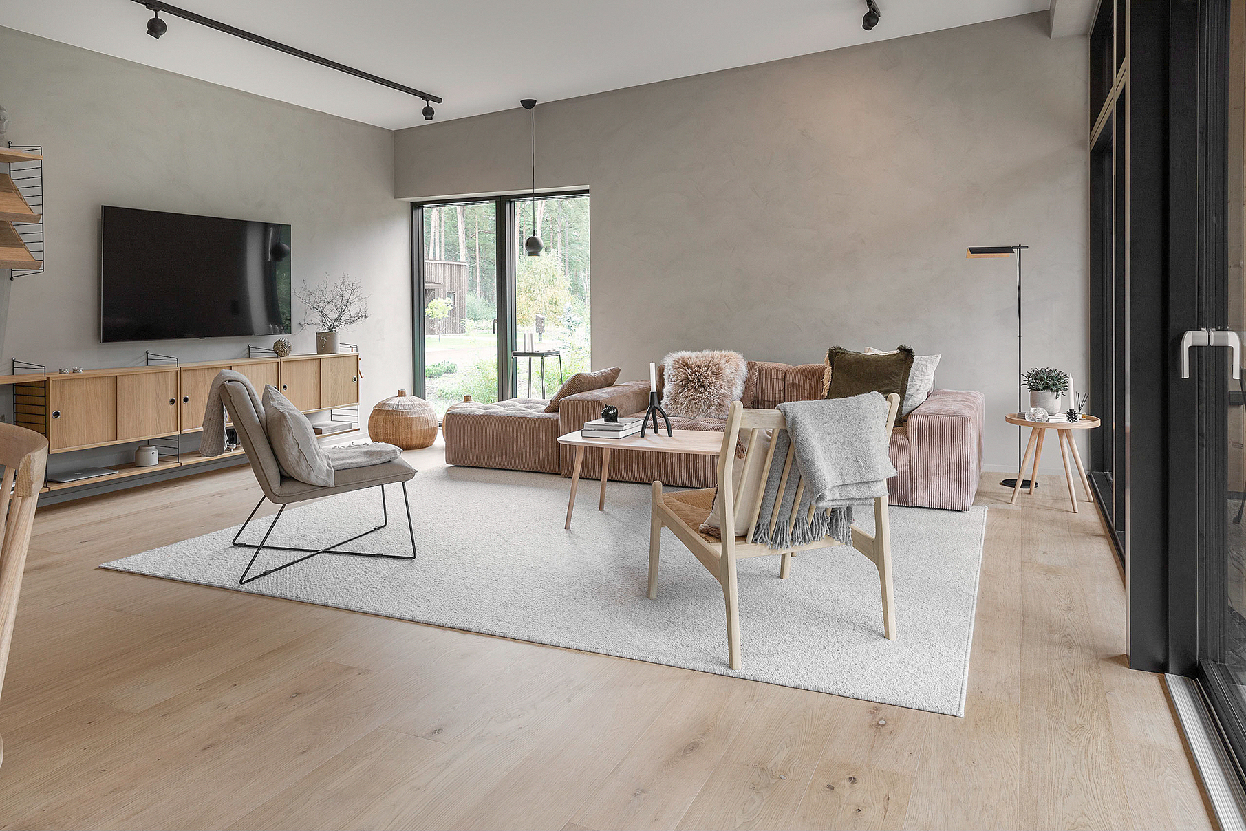 Stue med herdet tregulv