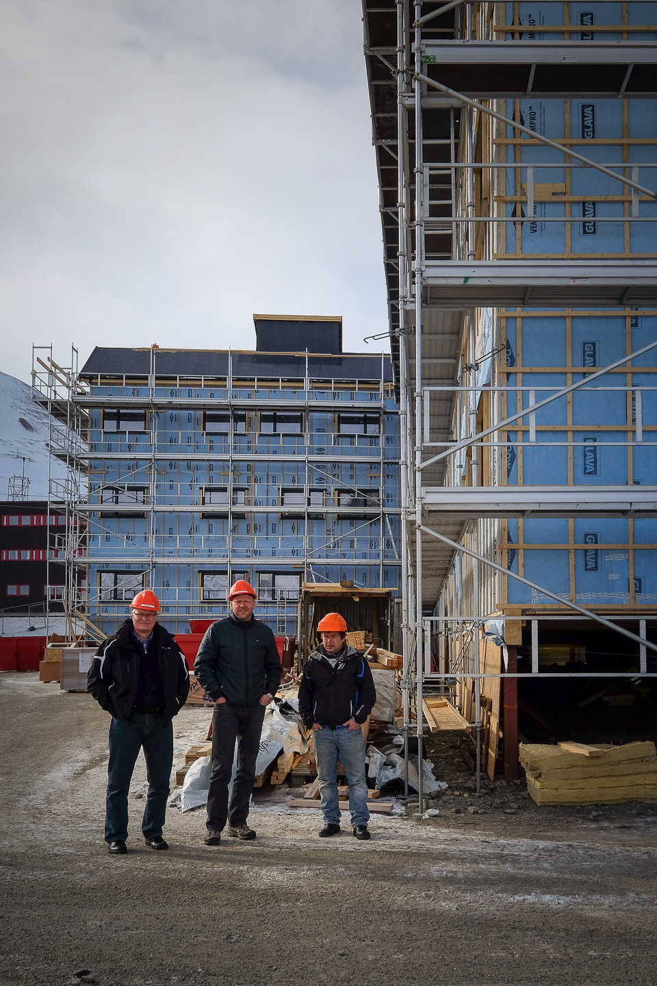 (f.v.) Daglig leder i Polyflor Jan-Erik Jørgensen, Polyflors selger i nord, Raymond Olsen og gulventreprenør Tommy Anderssen som har sin virksomhet her på Svalbard. 