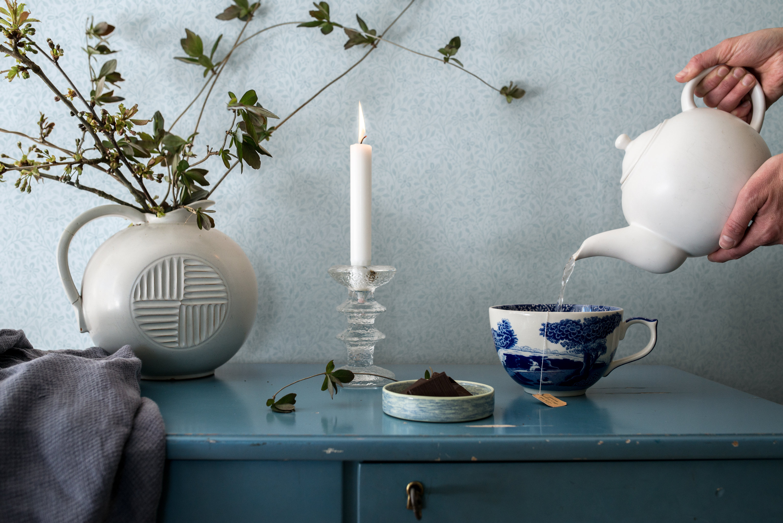 Blått tapet på kjøkkenet