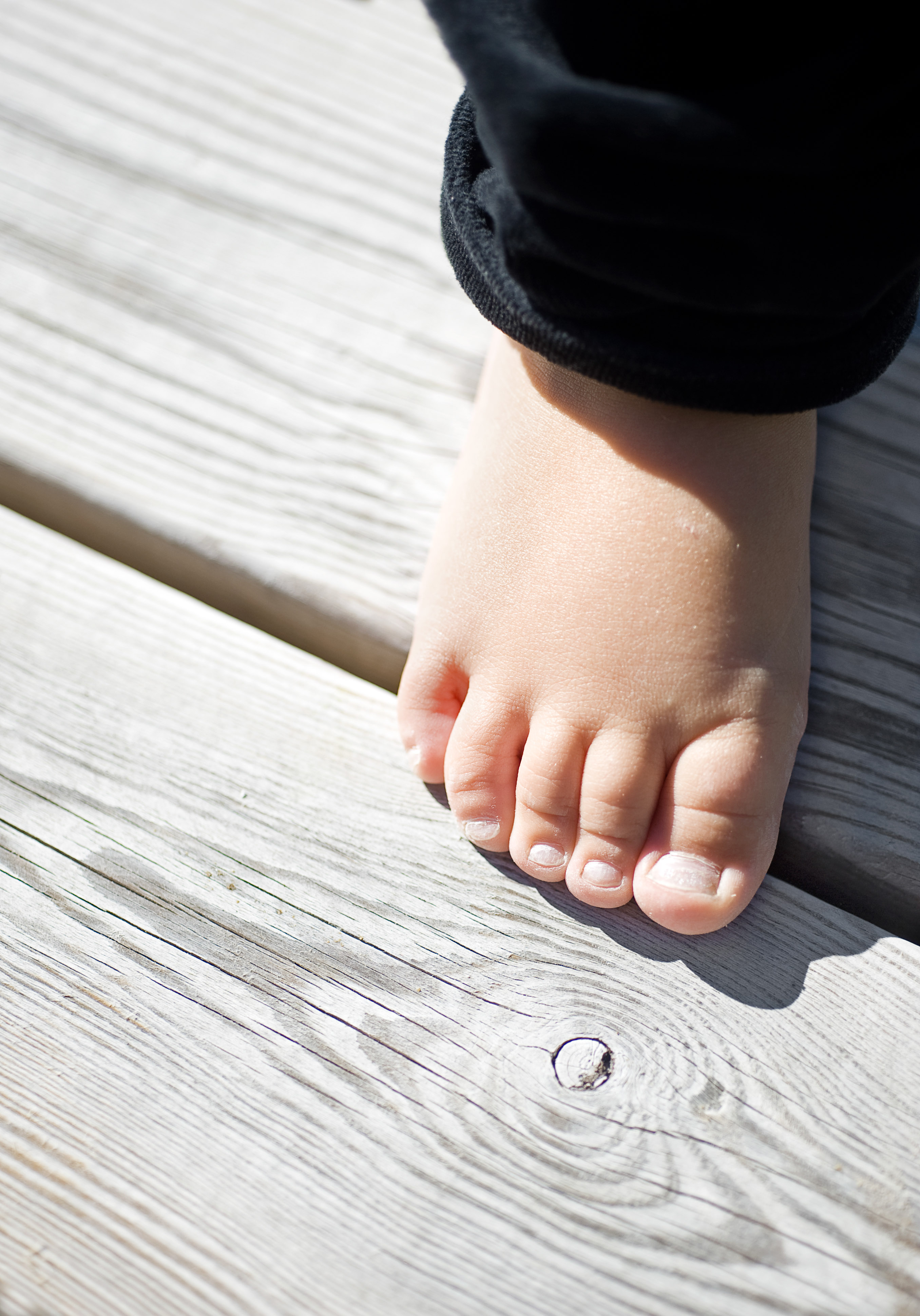 bar barnefot på treterrasse 