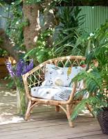 <b>HACK:</b> Den populære IKEA rottingstolen kan bli personlig og sommerlig ved å trekke om putene i fine tekstiler. Disse er Botanica fra Borge. 