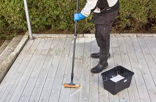 VASK: Bruk et rengjøringsmiddel beregnet for terrassevask.