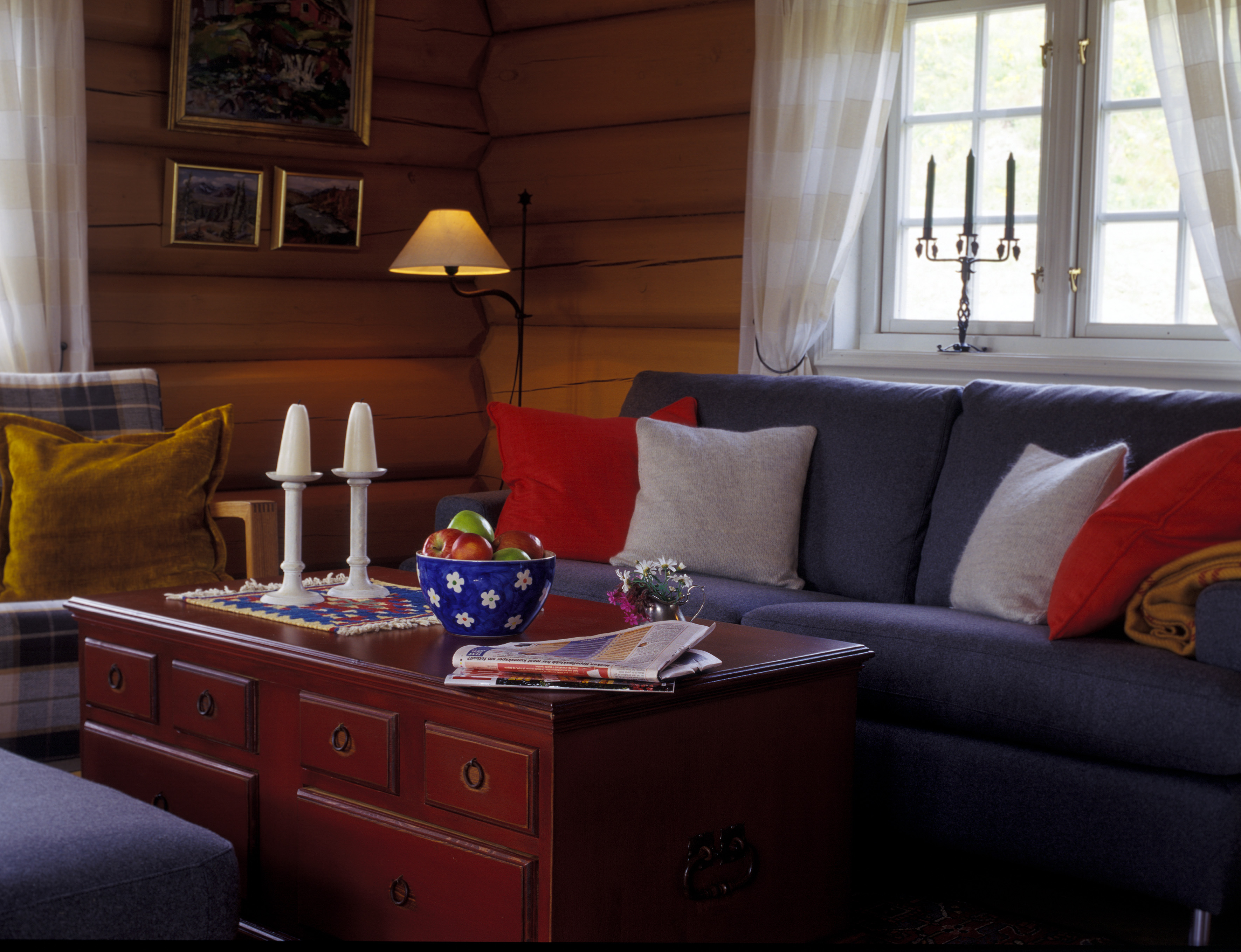 Med farger på panel og tømmer