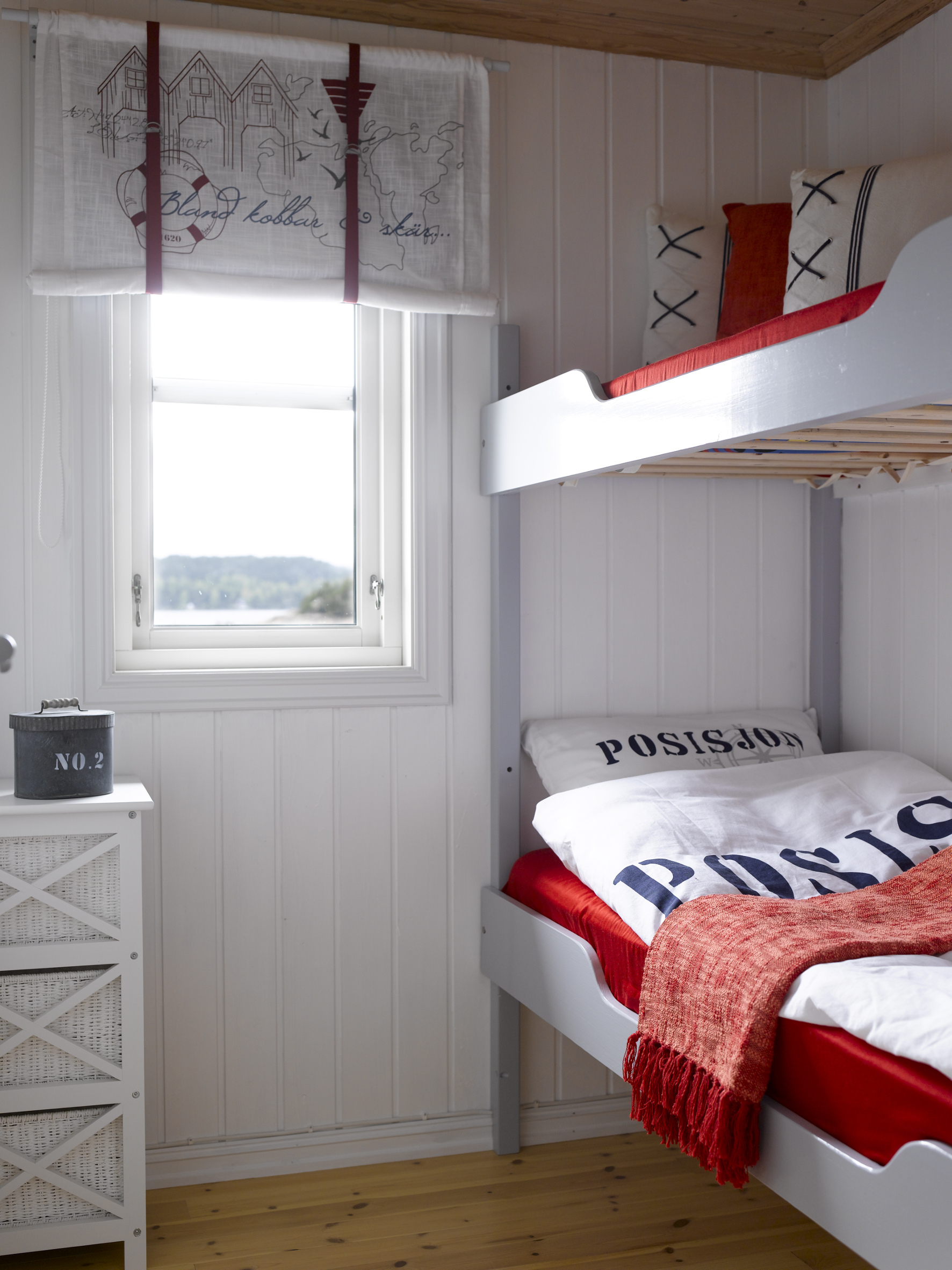 Gjesterommet har et hvitt og grått utgangspunkt, med røde og blå detaljer. 