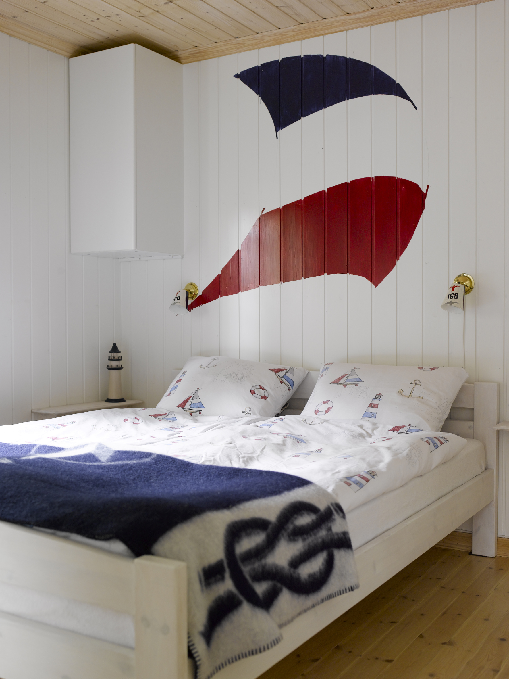 Kreativ «sengegavl». Plassen tillot ikke noe mellom sengen og veggen, så utfallet ble å male et seil på veggen. 