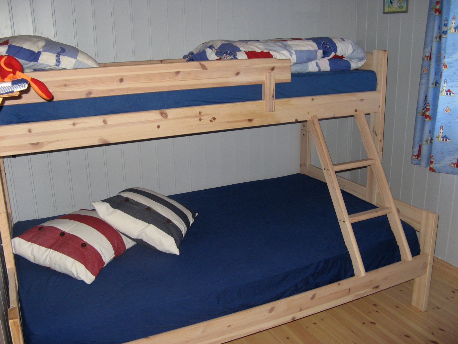 Gutterommet før. Sengen var heller anonym og veggene kaldere blå. 