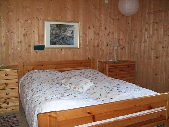 Gulnet treverk og dominerende kvist før fargesettingen.