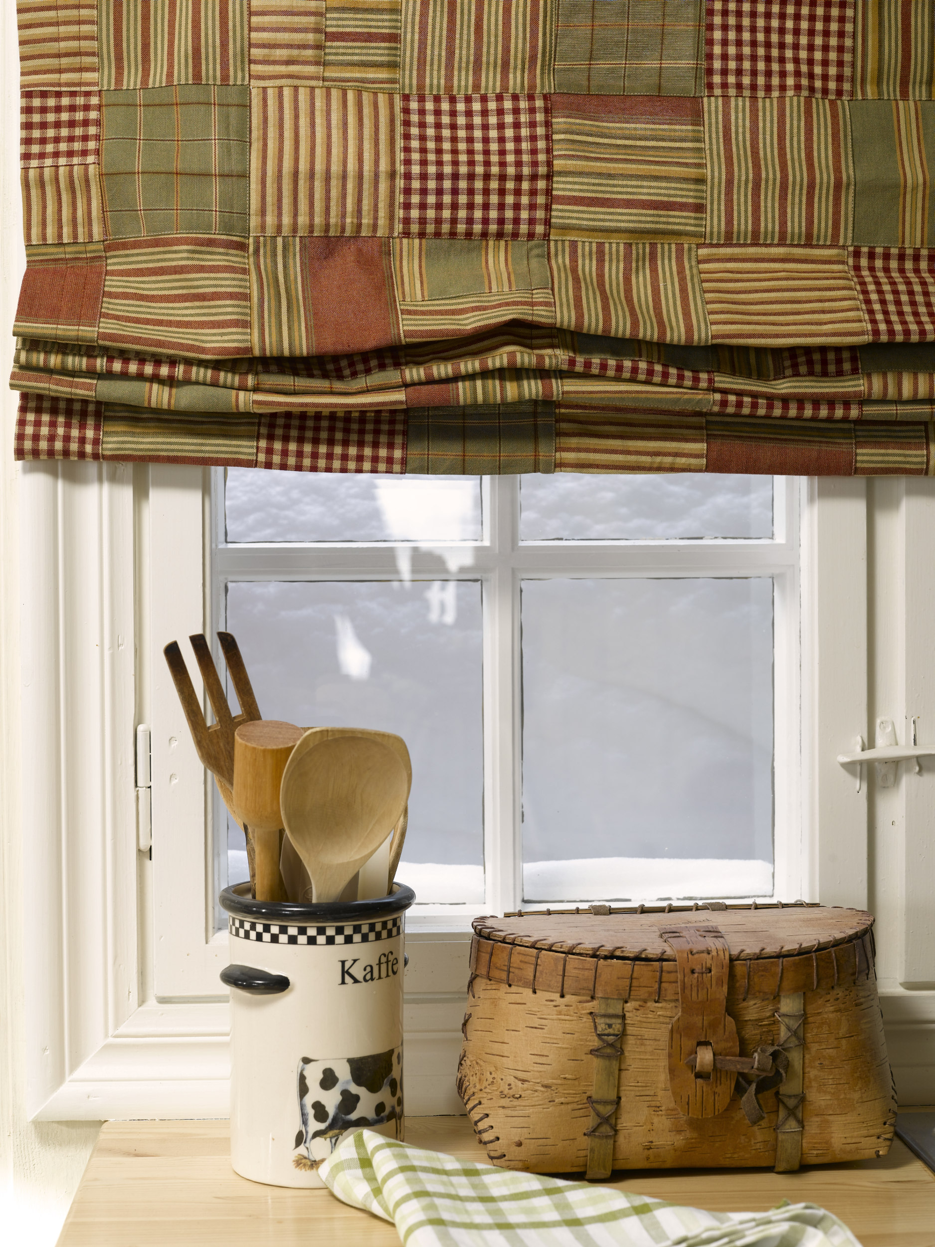 Tekstilene tilfører farge og tekstur til de malte flatene. 