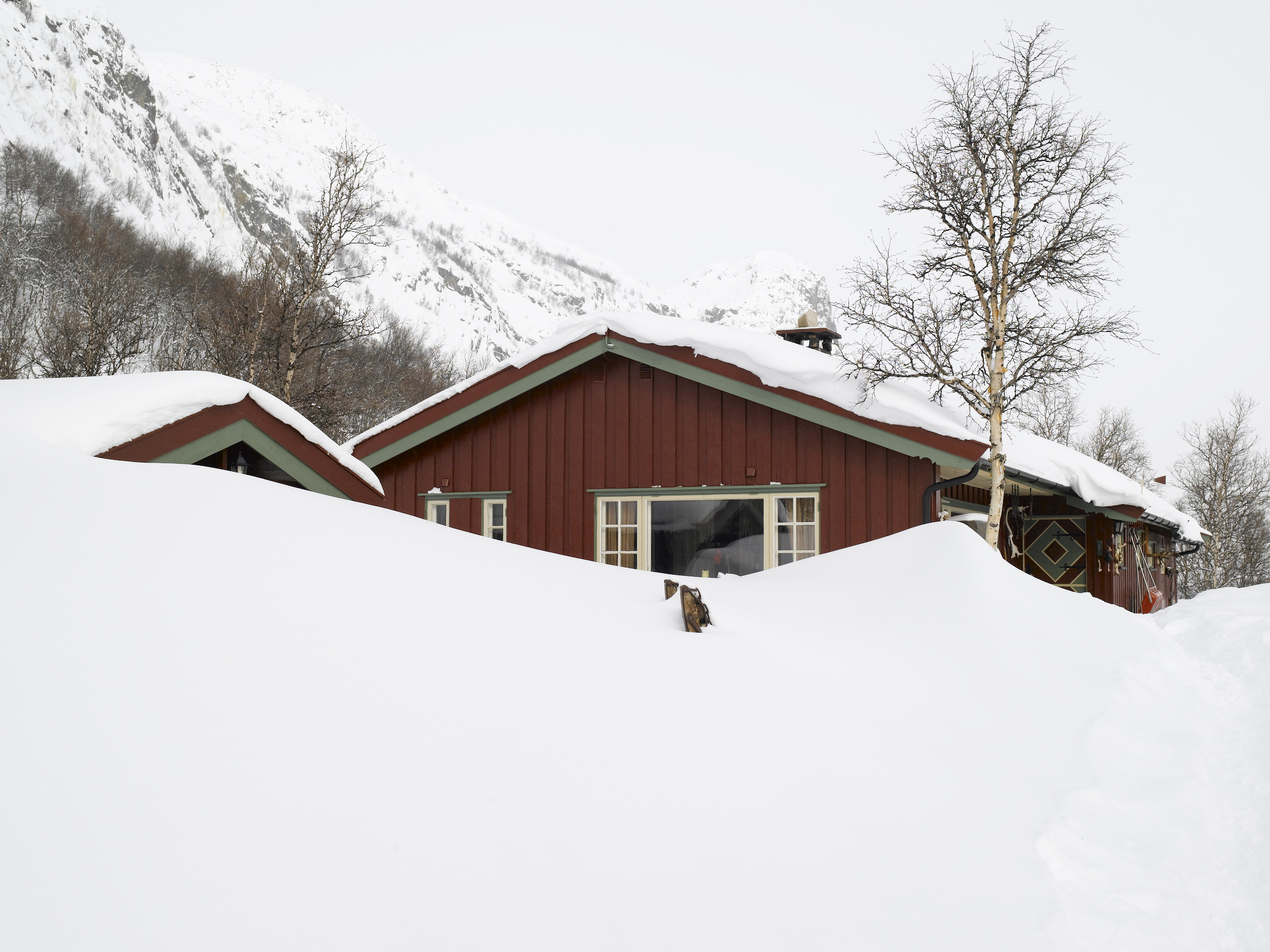 Hytta har fjell og skiløyper som nærmeste nabo. 