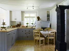 De grønnmalte kjøkkenskapene hadde utspilt sin rolle, og hytteeierne var klare for forandring. Se hvilken transformasjon rommet gjennomgikk – og det kun ved å skifte farger!
