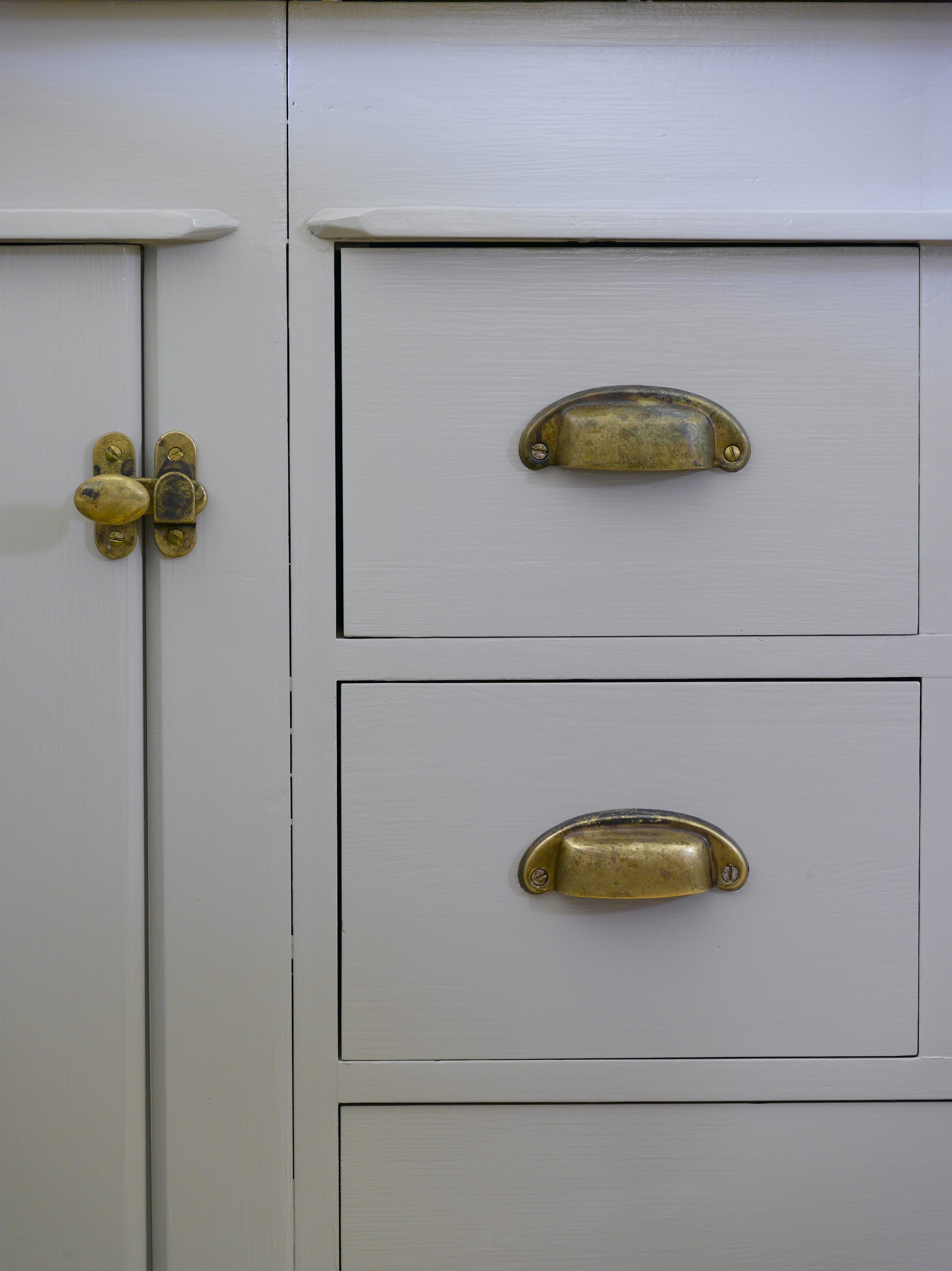 De gamle messingbeslagene kommer til sin rett med en roligere bakgrunnsfarge