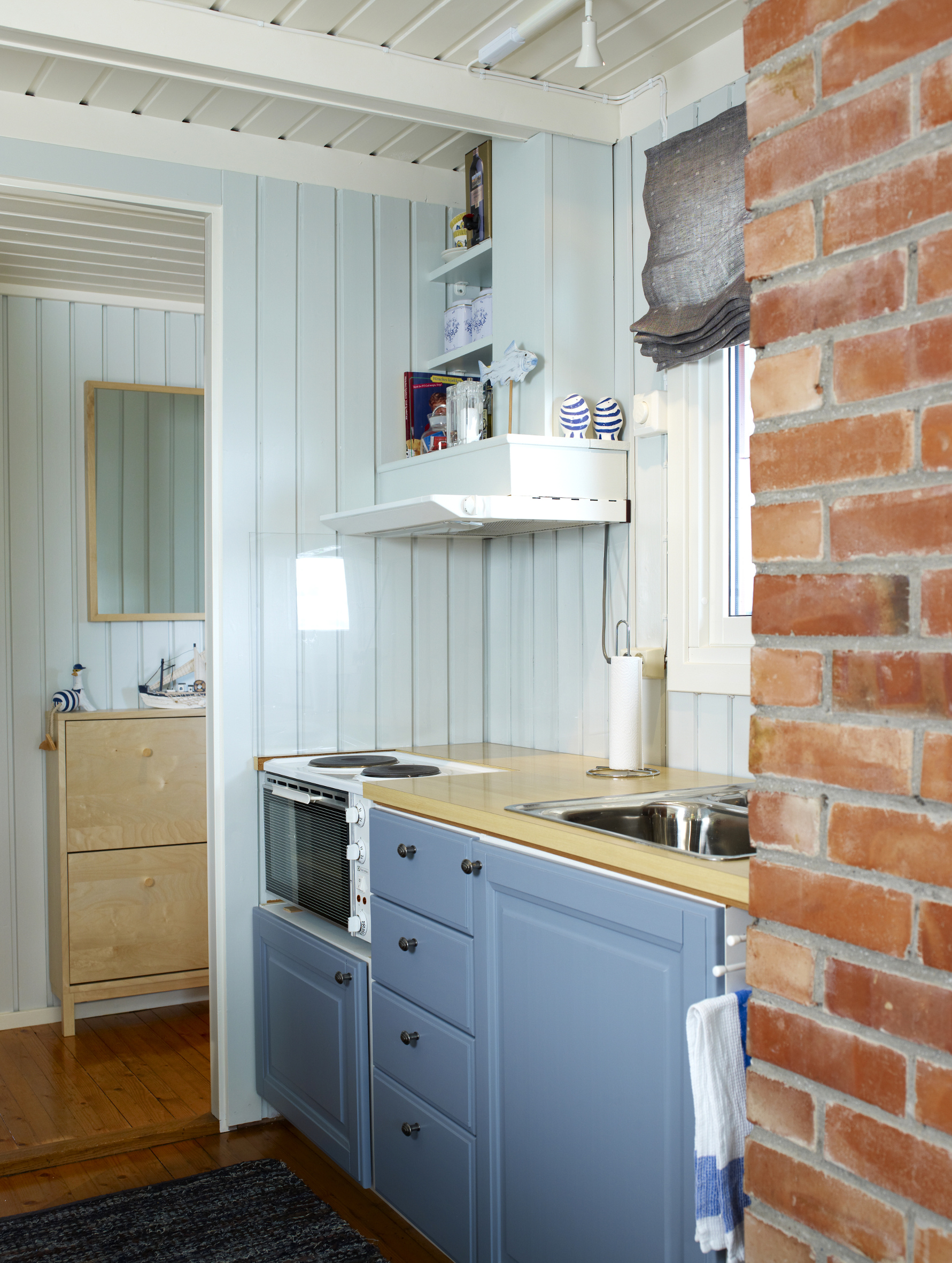 Den gamle muren har fått være i fred, og er en røff, sjarmerende kontrast mot de delikate blåfargene. 