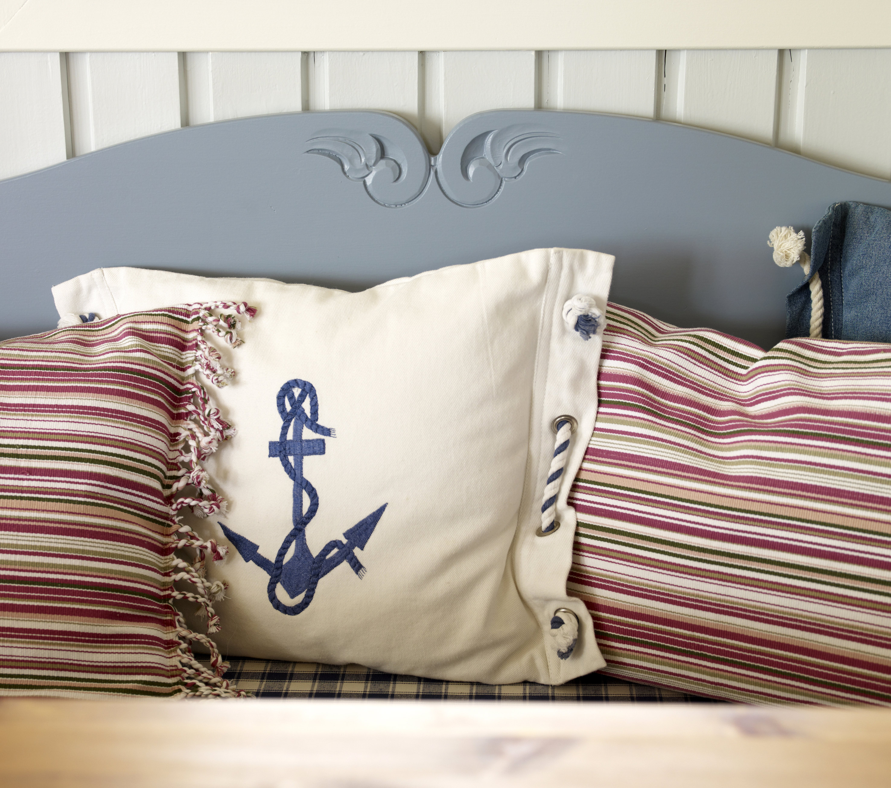 Sittebenken ble malt og fikk en komfortabel madrass og puter i forskjellige farger. 