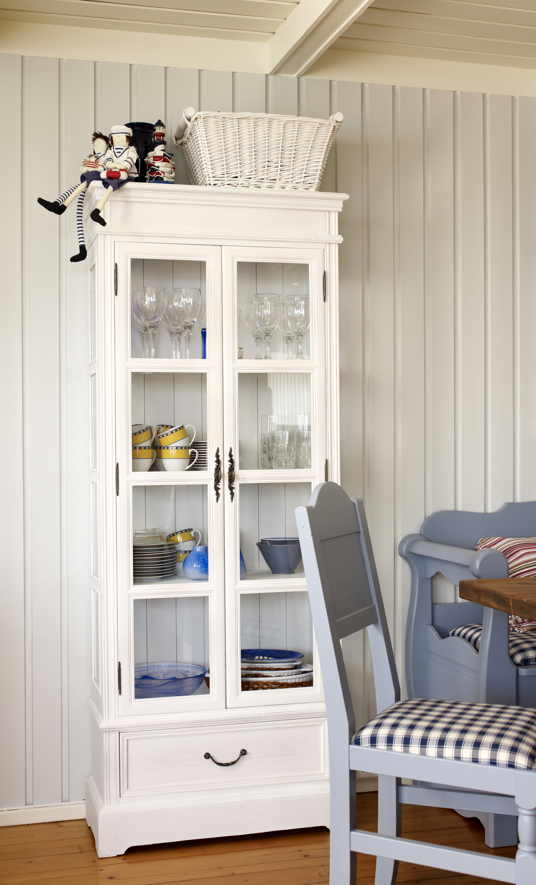 Overskapene mellom kjøkken og spisekrok ble fjernet. De ble delvis erstattet av et hyggelig vitrineskap, som rommer glass og serviser. 