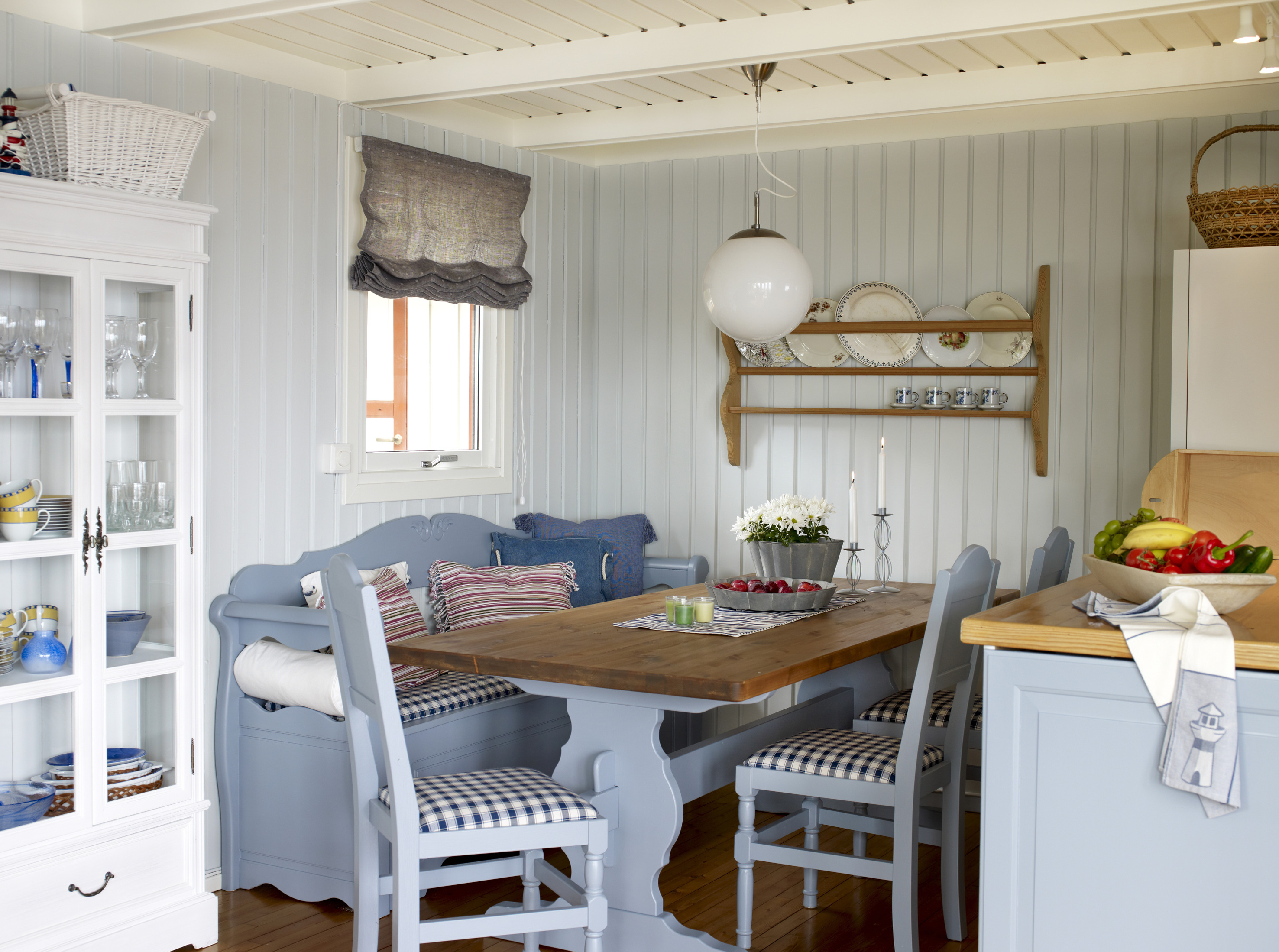 Forandringen er stor! Nå inviterer denne spisekroken til lange, velsmakende måltider. Alle møbler er beholdt, og har fått en overhaling – med meget heldig resultat. 