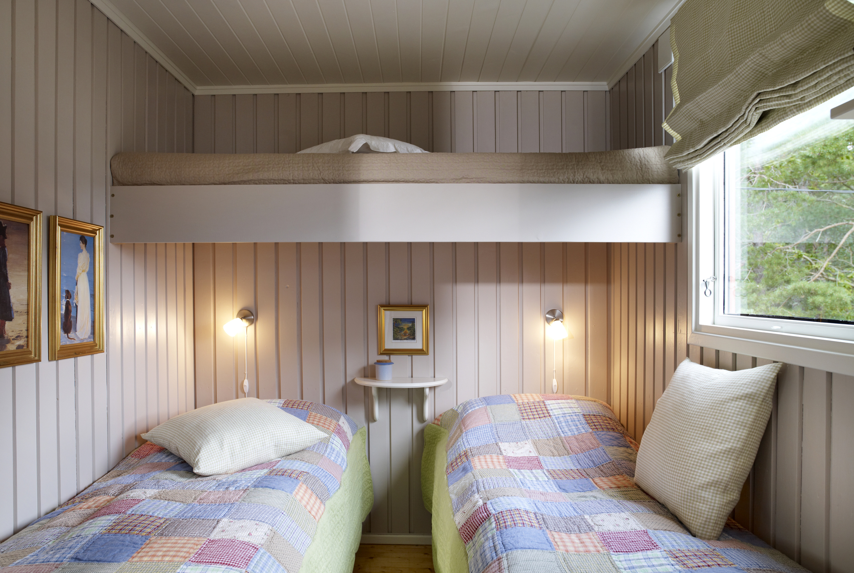 Fresht, hvitmalt tak og varmbeige vegger utgjør et hyggelig soverom. De tre køyene er praktisk plassert i forhold til hverandre, og skaper luft. 