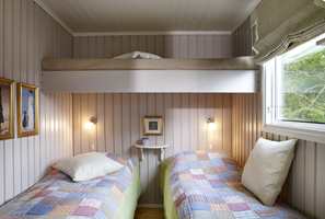 En smart løsning med plassering av sengene. Rommet virker større og lysere når de mørkegule veggene er borte.   