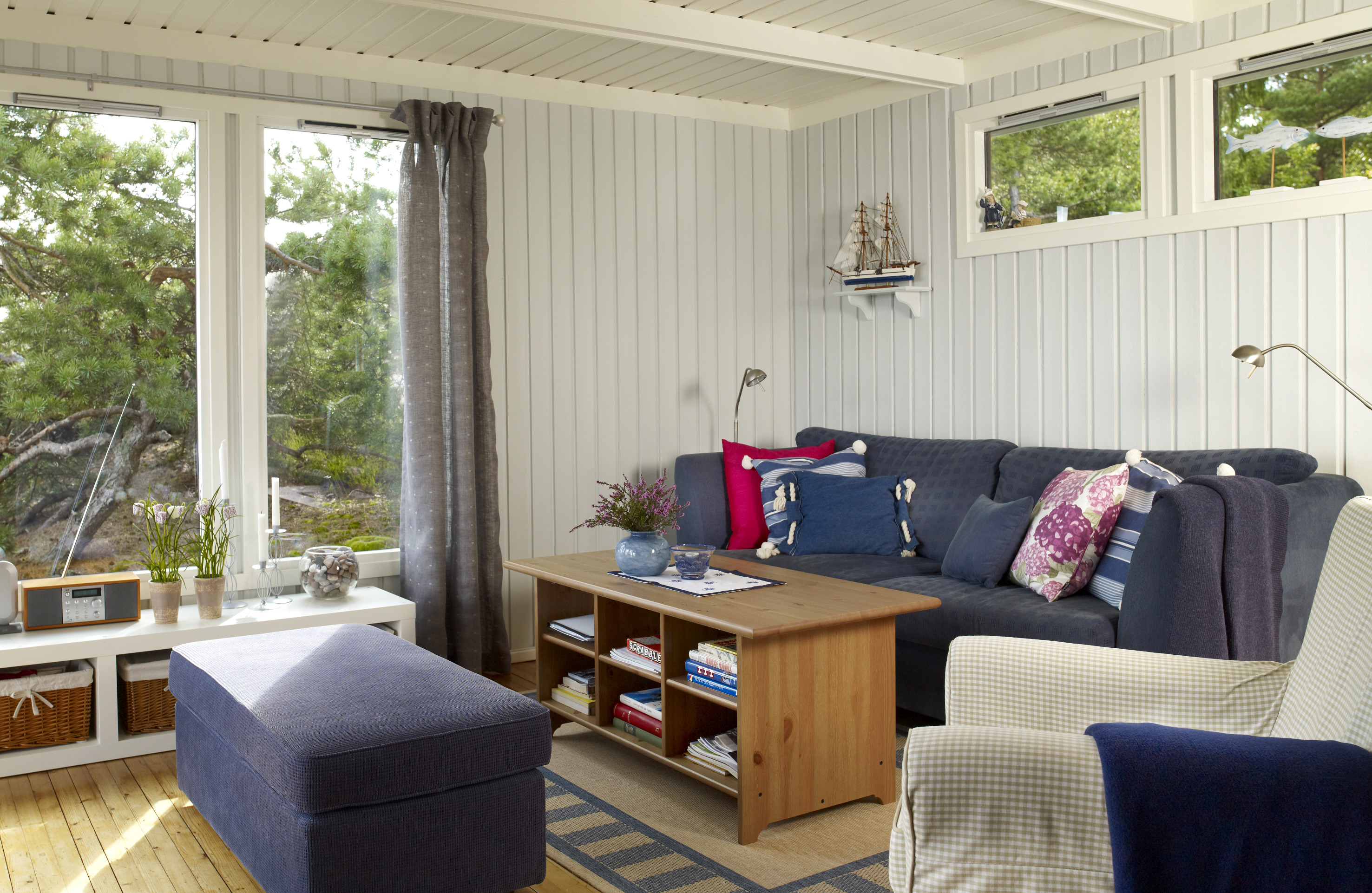 Stuen endret fullstendig karakter, og fremstår nå som lys og delikat. Gulvet og bordet er varme innslag blant de svale fargene, og gir også tyngde til rommet. 