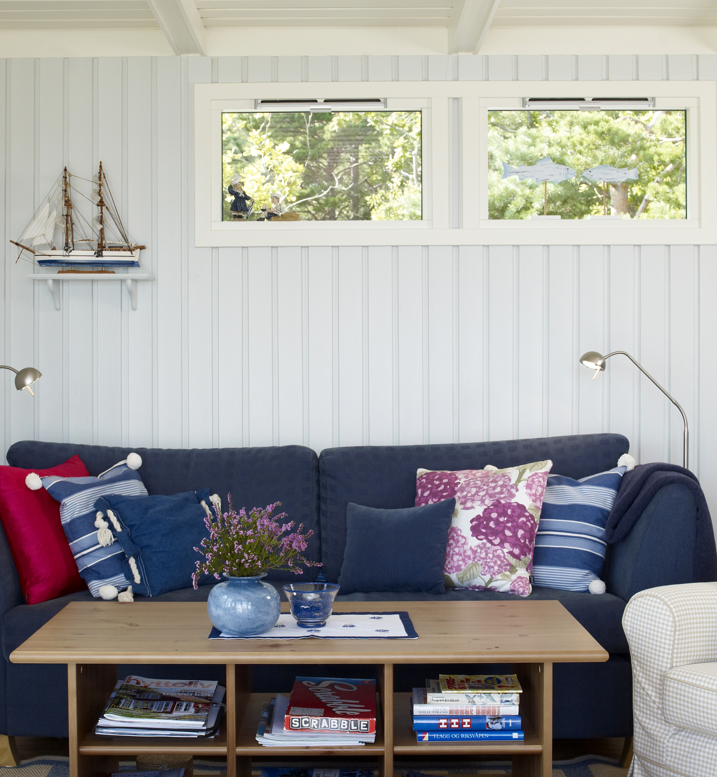 Møblene er de samme, og ble mye klarere i fargene da de gule omgivelsene ble borte. Hvitmalte vinduer slipper inn og reflekterer lyset mye mer enn tidligere. 