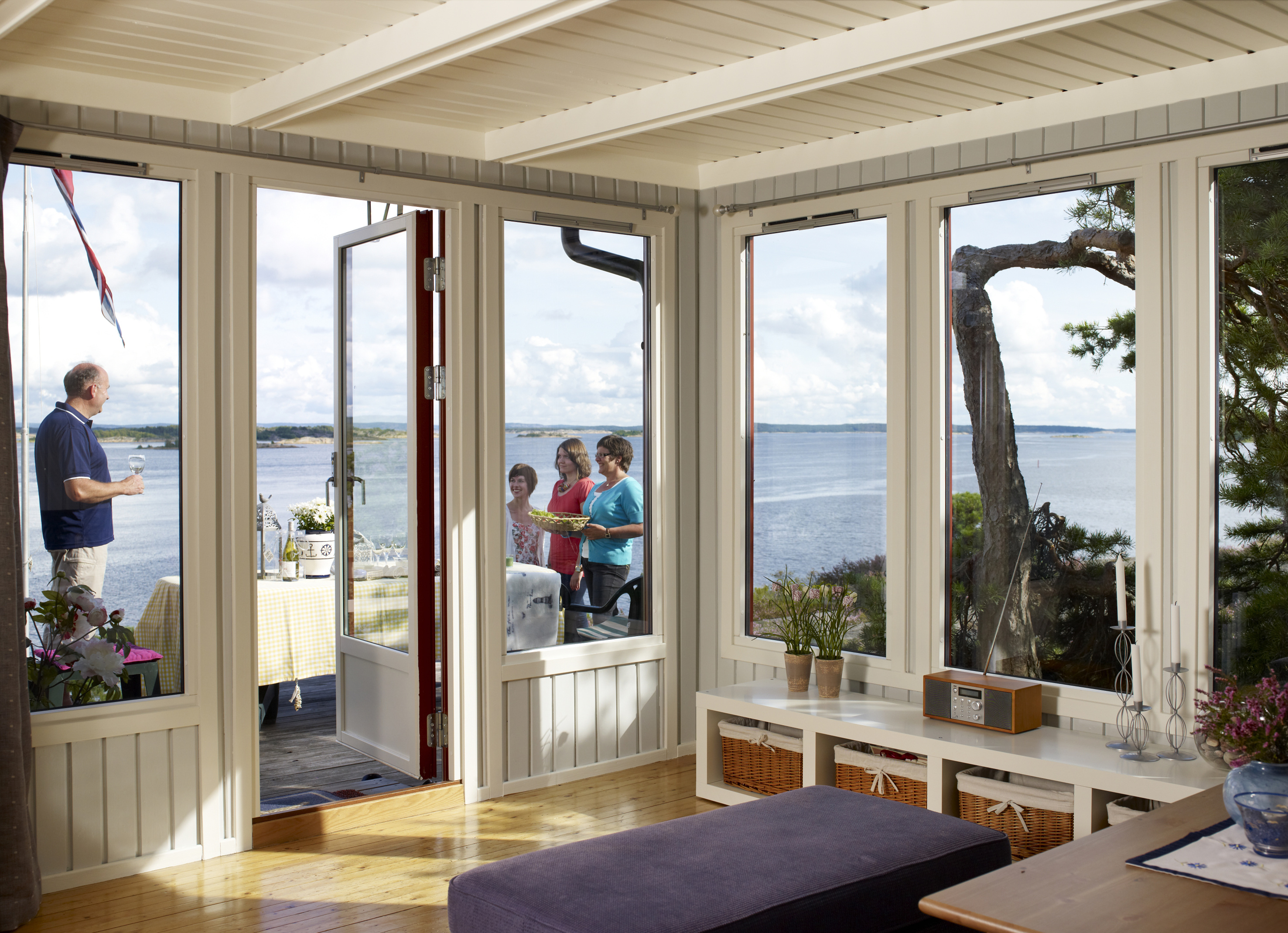 Utsikten over skjærgården er det ingenting å si på, og de nymalte, lyse flatene inne gjør at både utsikt og natur kommer enda tydeligere frem. 