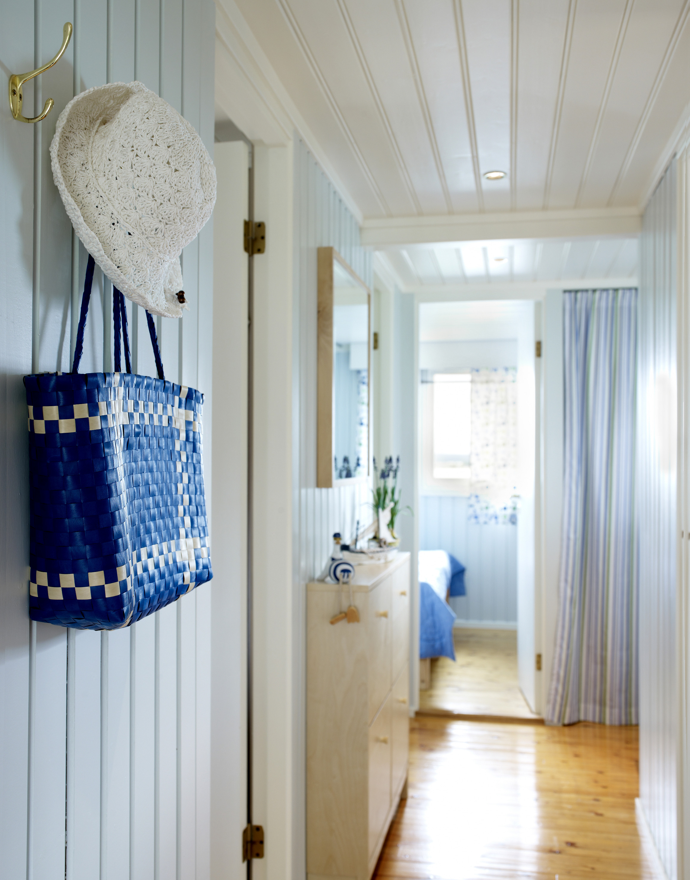 Hvitt tak gjorde susen, sammen med svale, blå vegger – gangen ble luftigere og virker større, for lyset reflekteres i større grad enn før. 