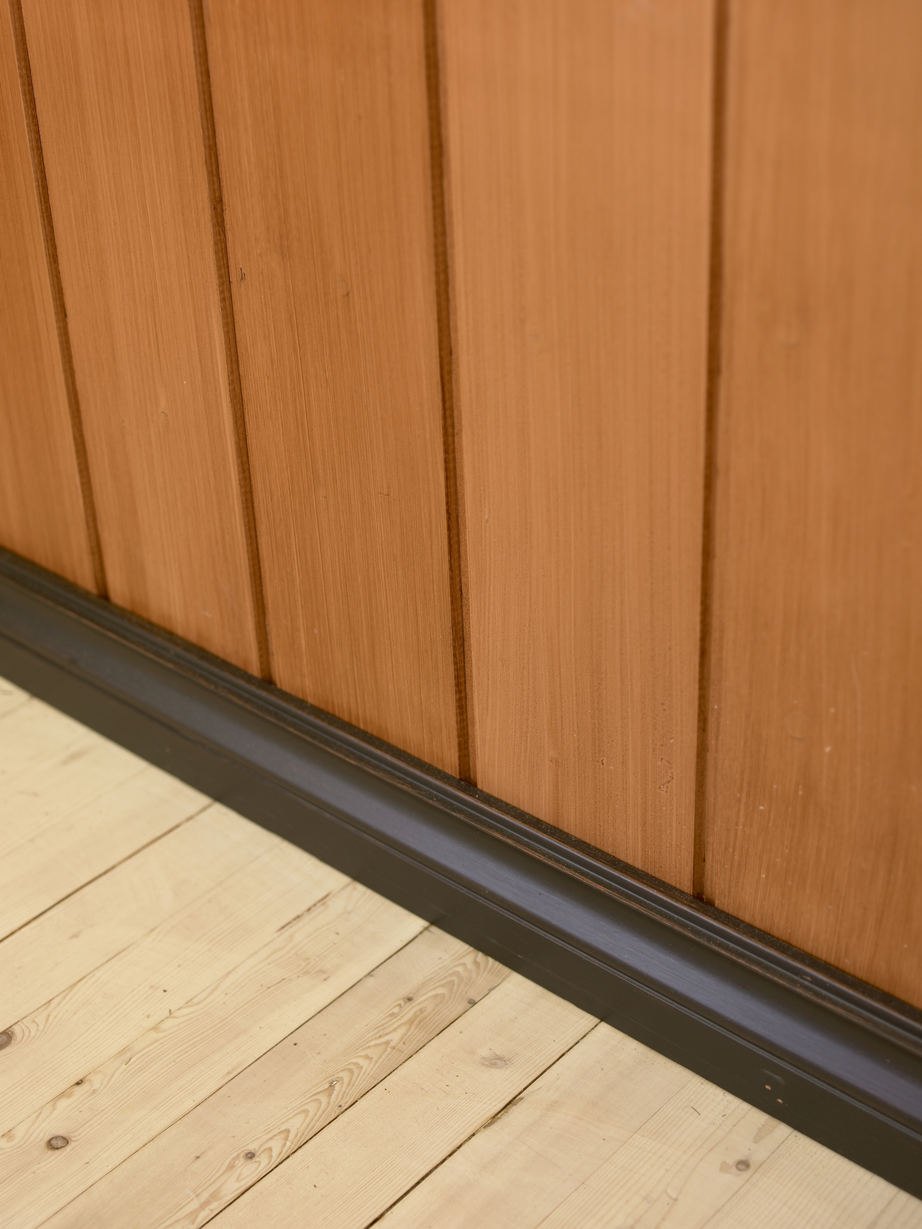 Spennende møte mellom lasert vegg, mørkmalt fotlist og nyslipt gulv tilsatt hvitpigmentert gulvsåpe. 