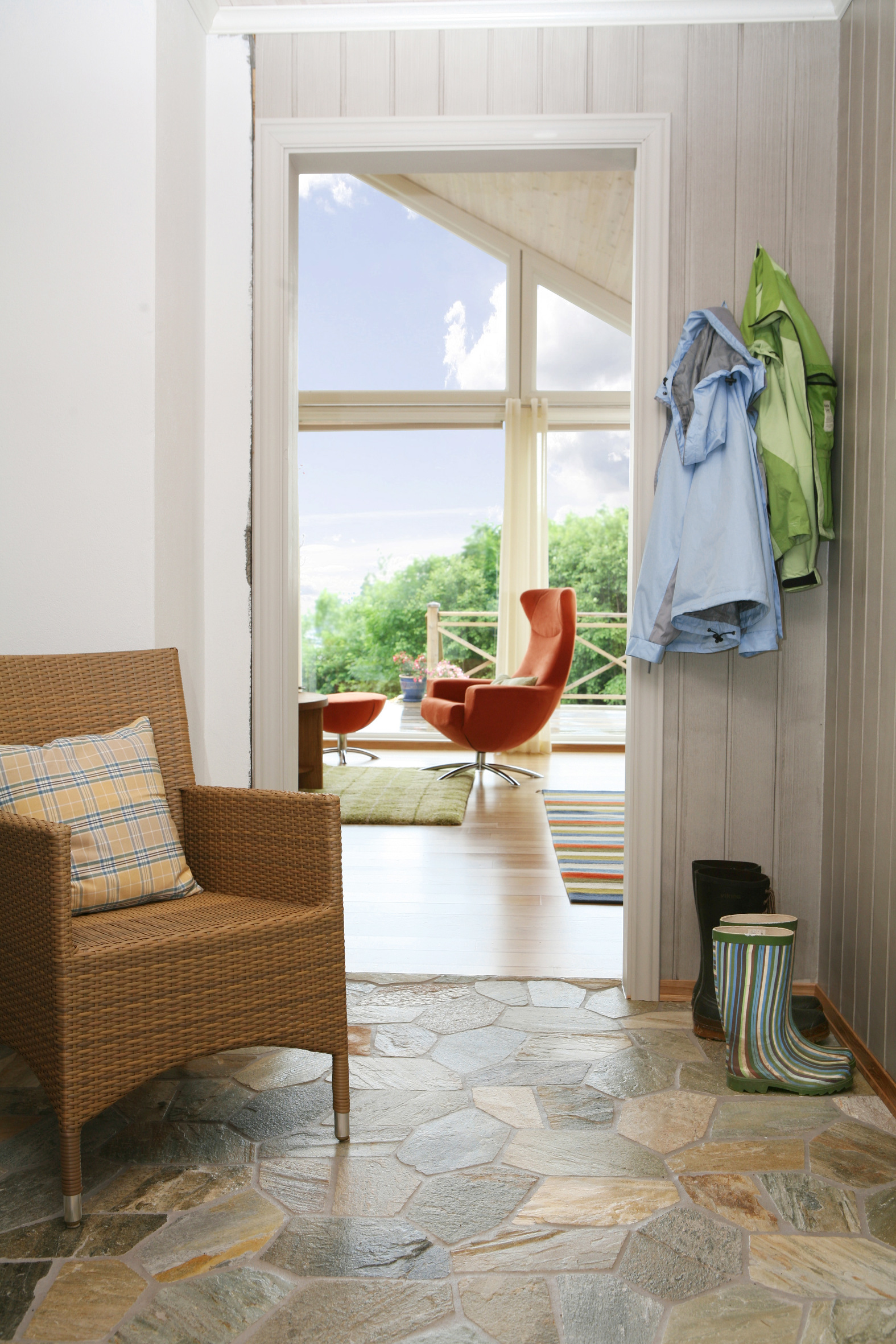 Ofte er entreen åpen inn til stua. Tenk helhet, og la rommene snakke sammen.