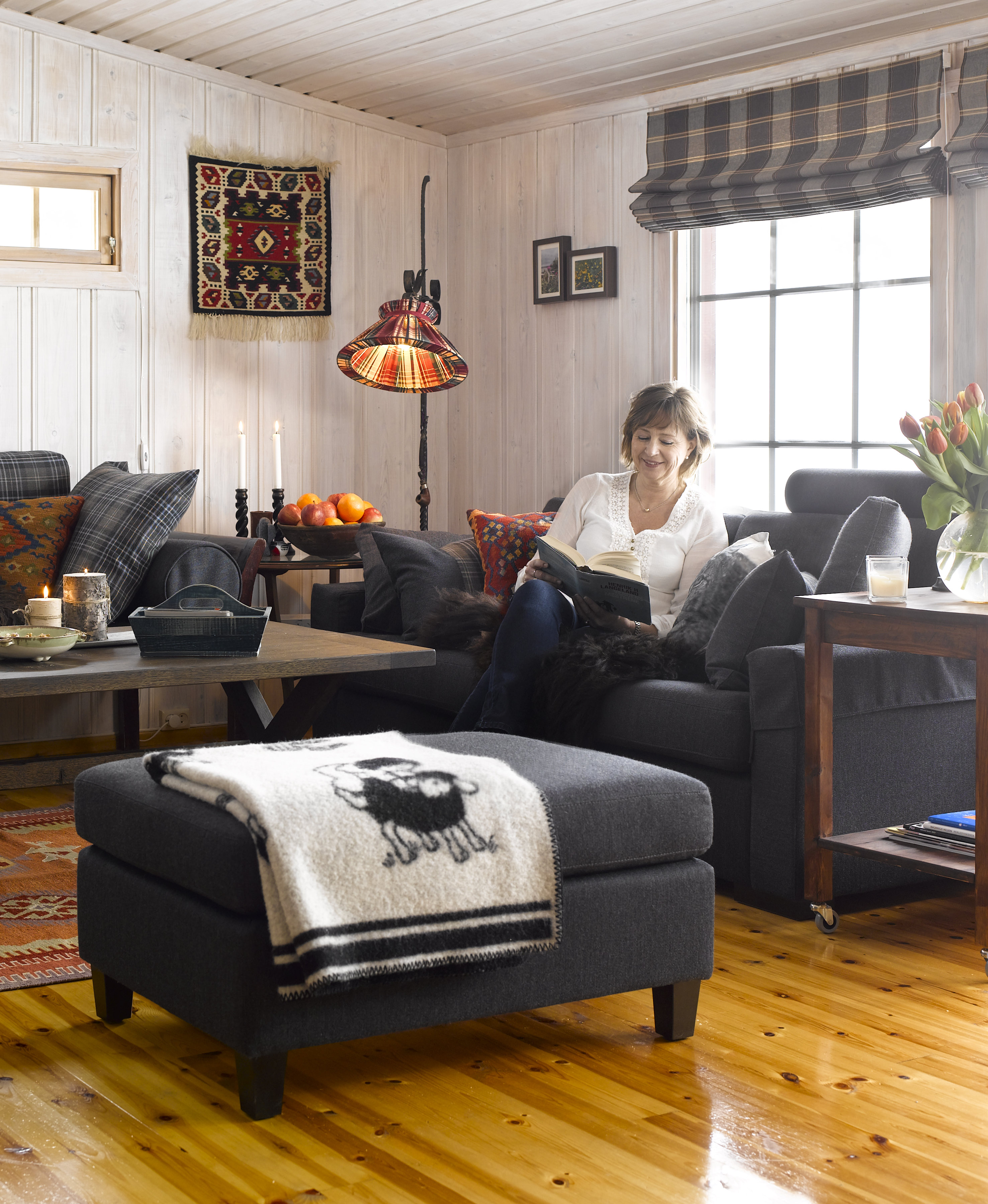 Gulvet er et fint, varmt innslag mot dempede møbler og hvittede vegger. 