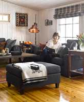 Gulvet er et fint, varmt innslag mot dempede møbler og hvittede vegger. 