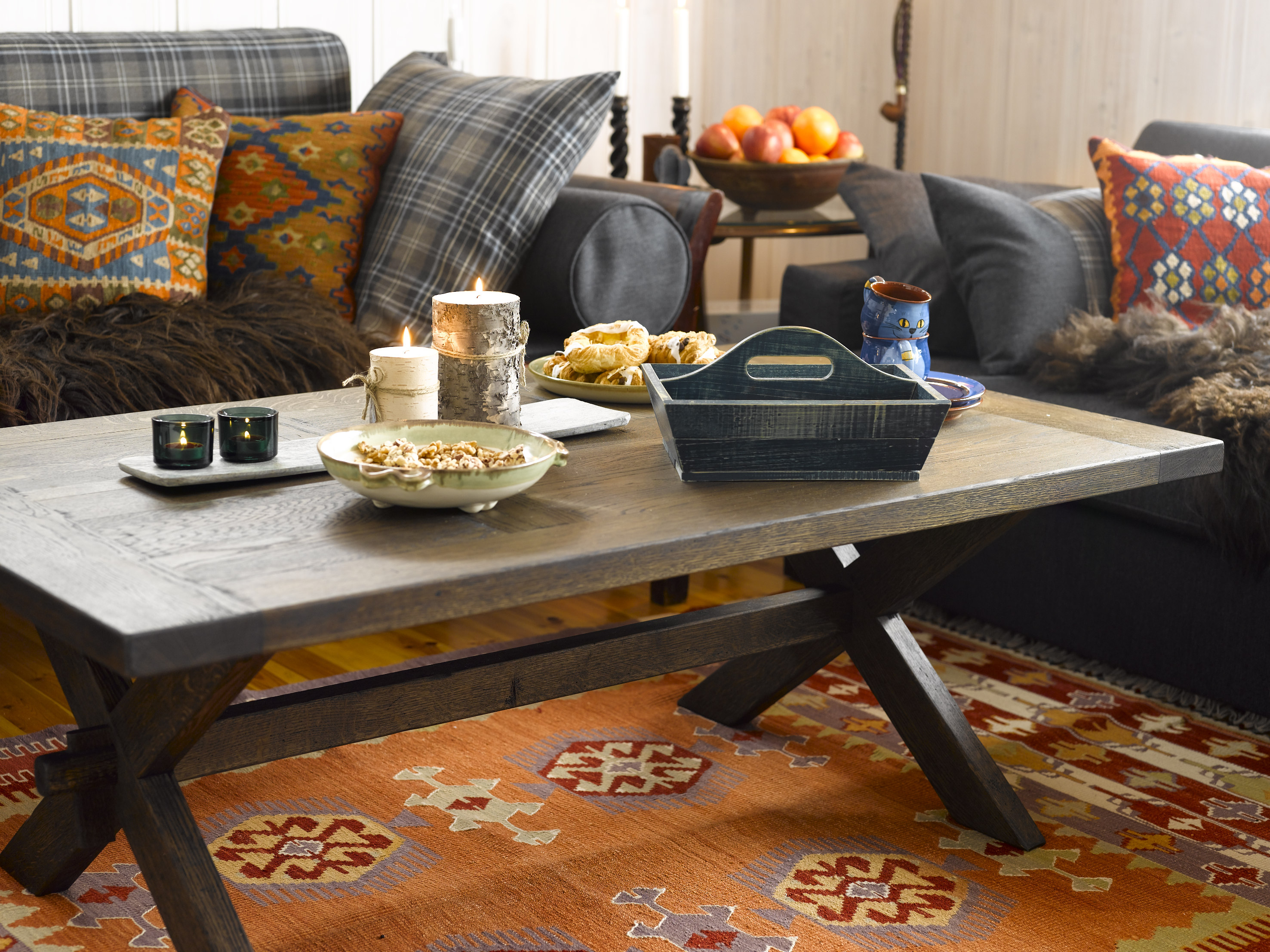 Mørke møbler og tekstiler med varme farger står fint til de lyse veggene. 