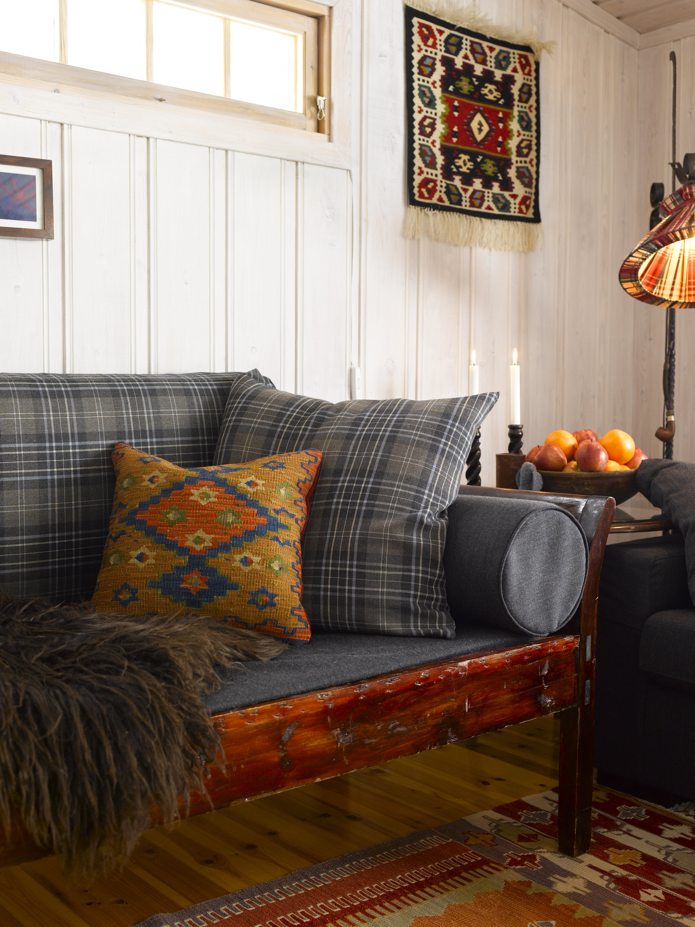 Den gamle benken er nå et praktisk møbel, og kledde godt å få farget møbelbeis. 