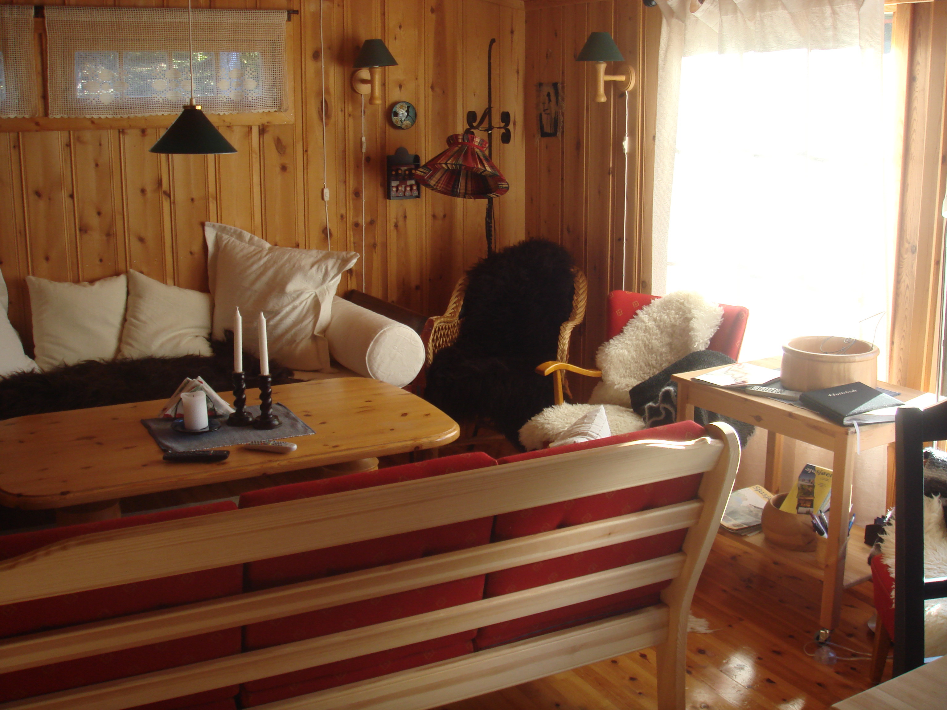 Rommet hadde mørknet panel, som stjal mye lav lyset. I tillegg hadde både salongbord, gulv og trillebord fått samme lød. 