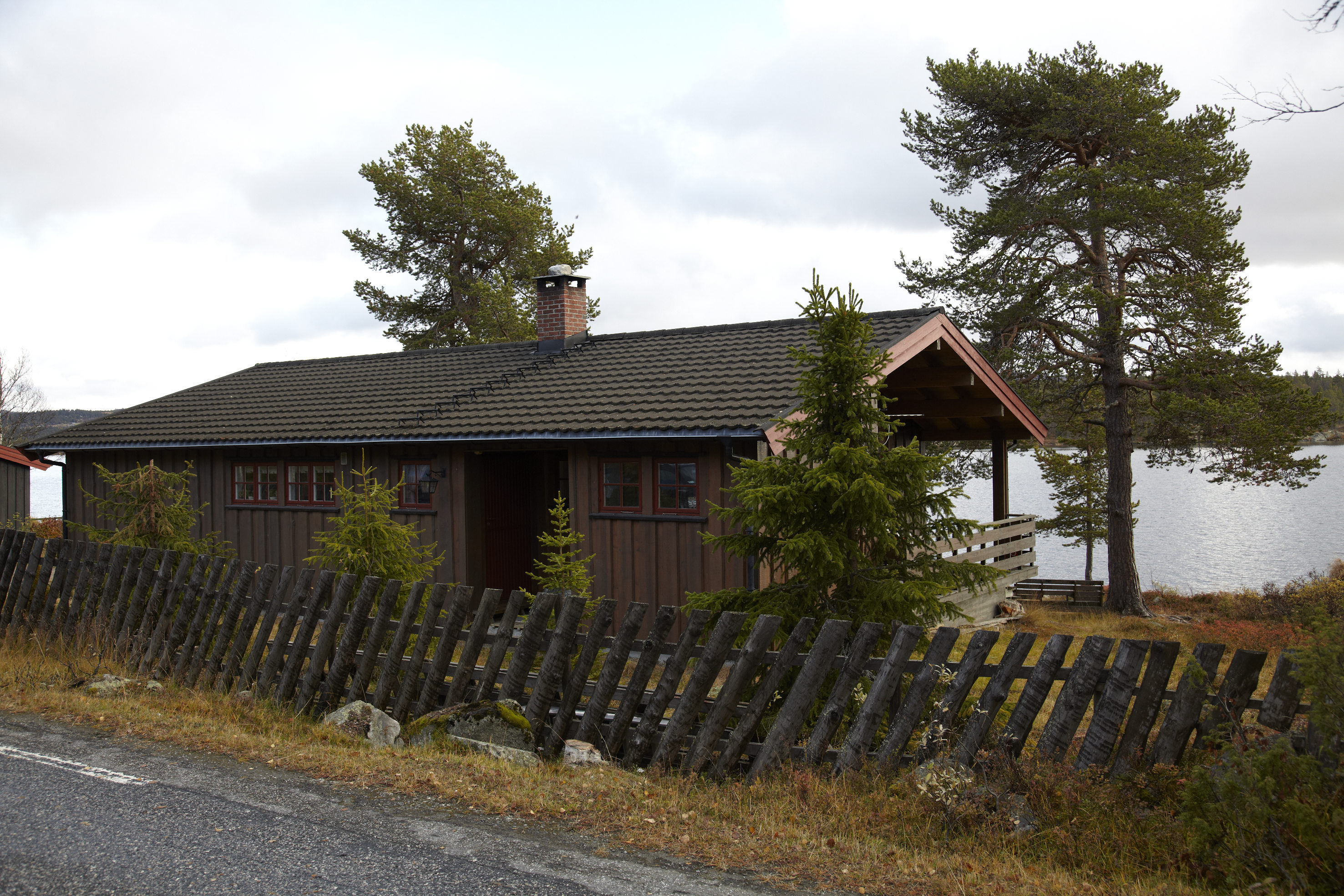 Hytta ligger vakkert til, ved fjell og vann. 