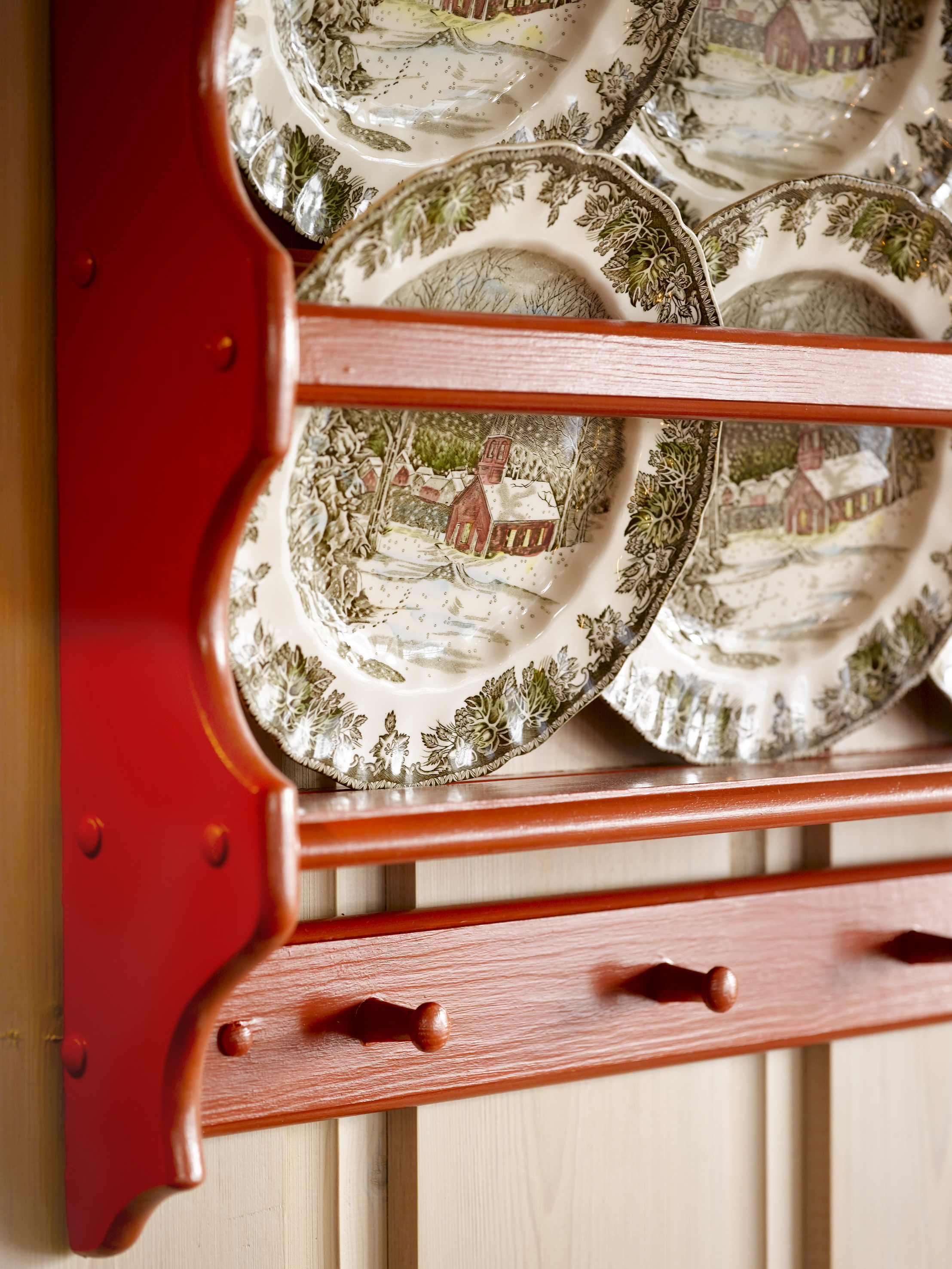 Rødfargen er tatt fra illustrasjonen på tallerkenene. 