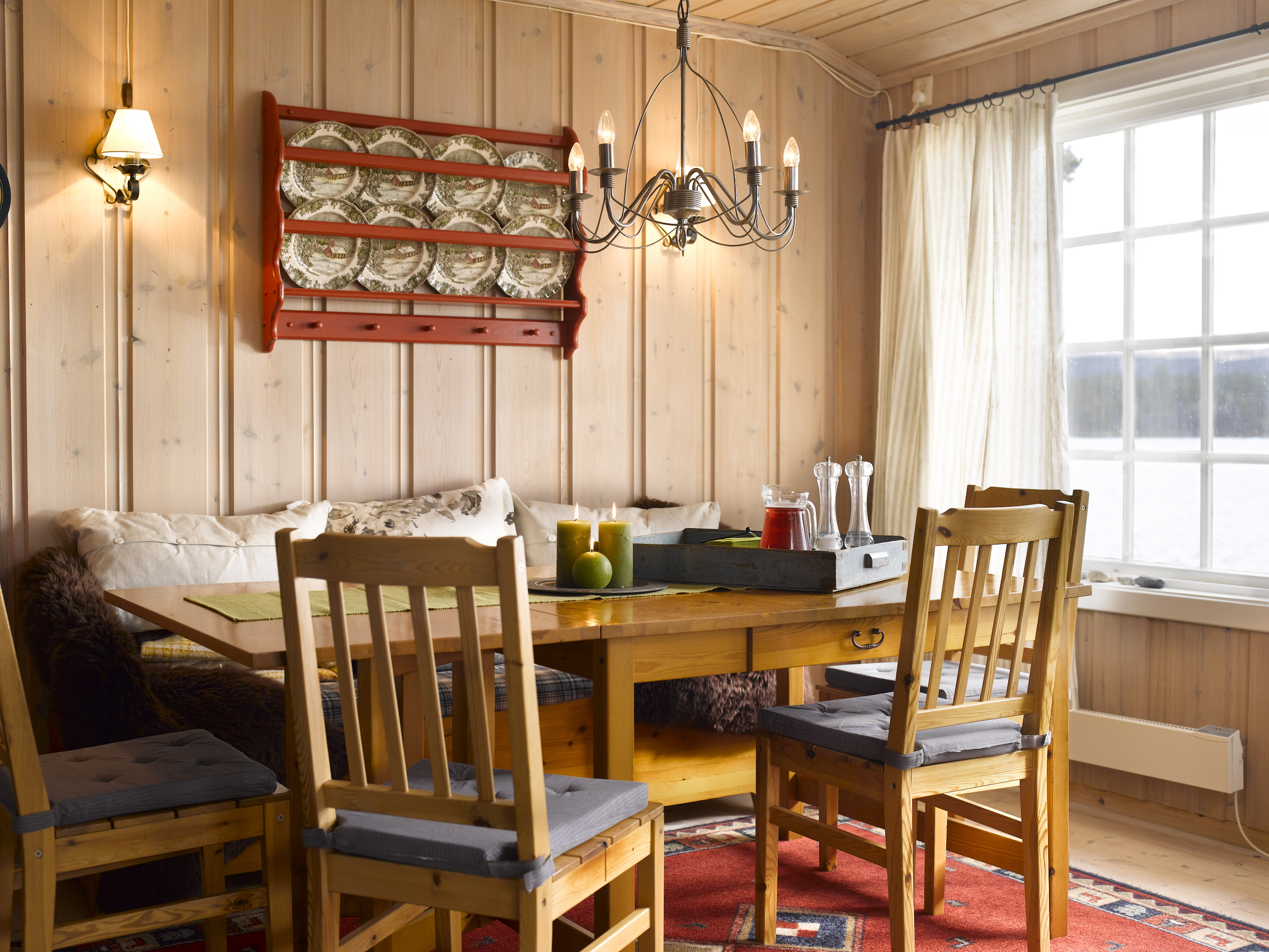 Veggene er roligere, i en gråbeige beisfarge. Møblementet fra 1980-tallet er som før og tallerkenhyllen setter prikken over i-en.  