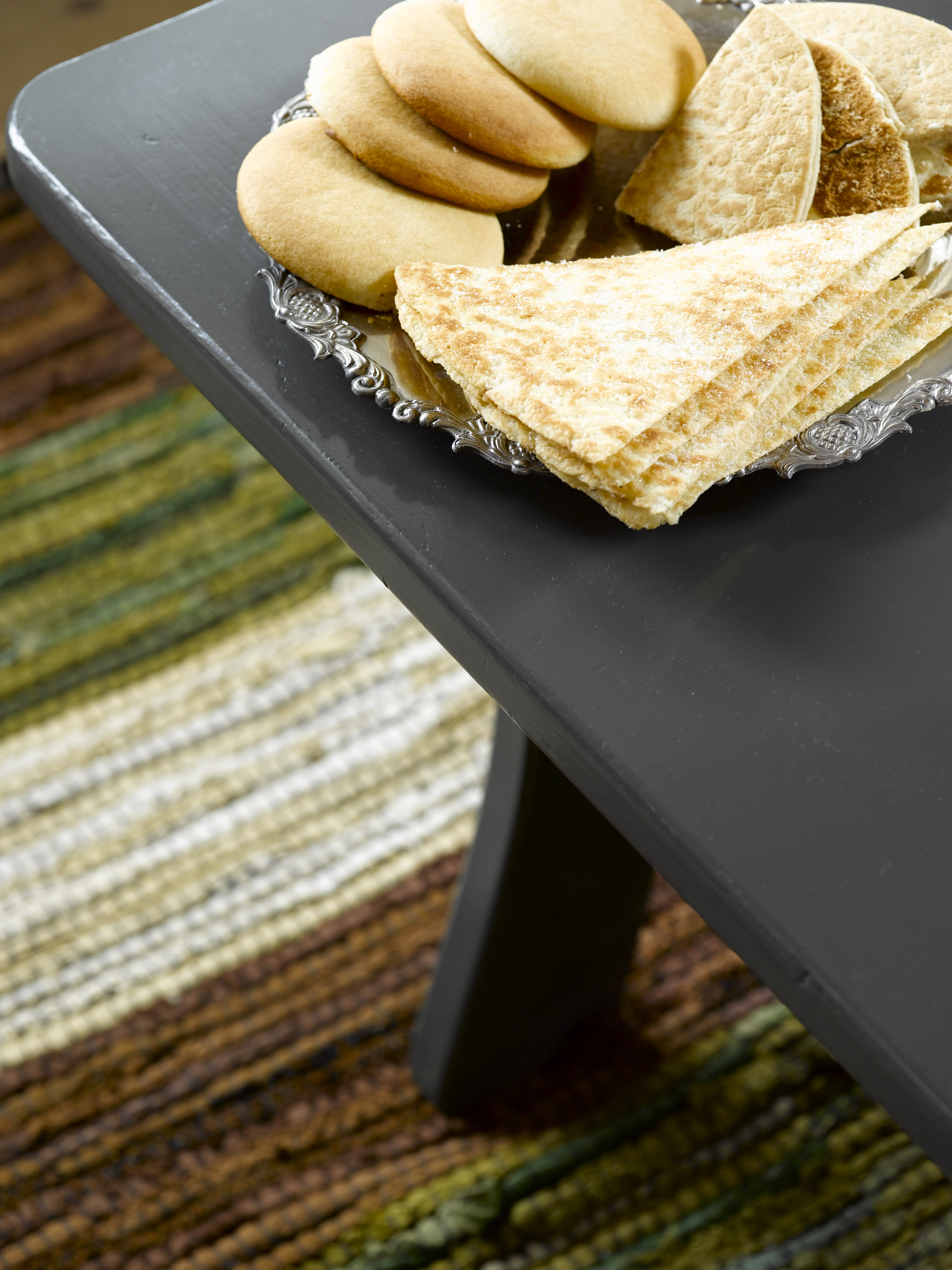 Bordet var opprinnelig mørkegult, preget av tidens tann, og ble nytt og tøft med grå maling. 