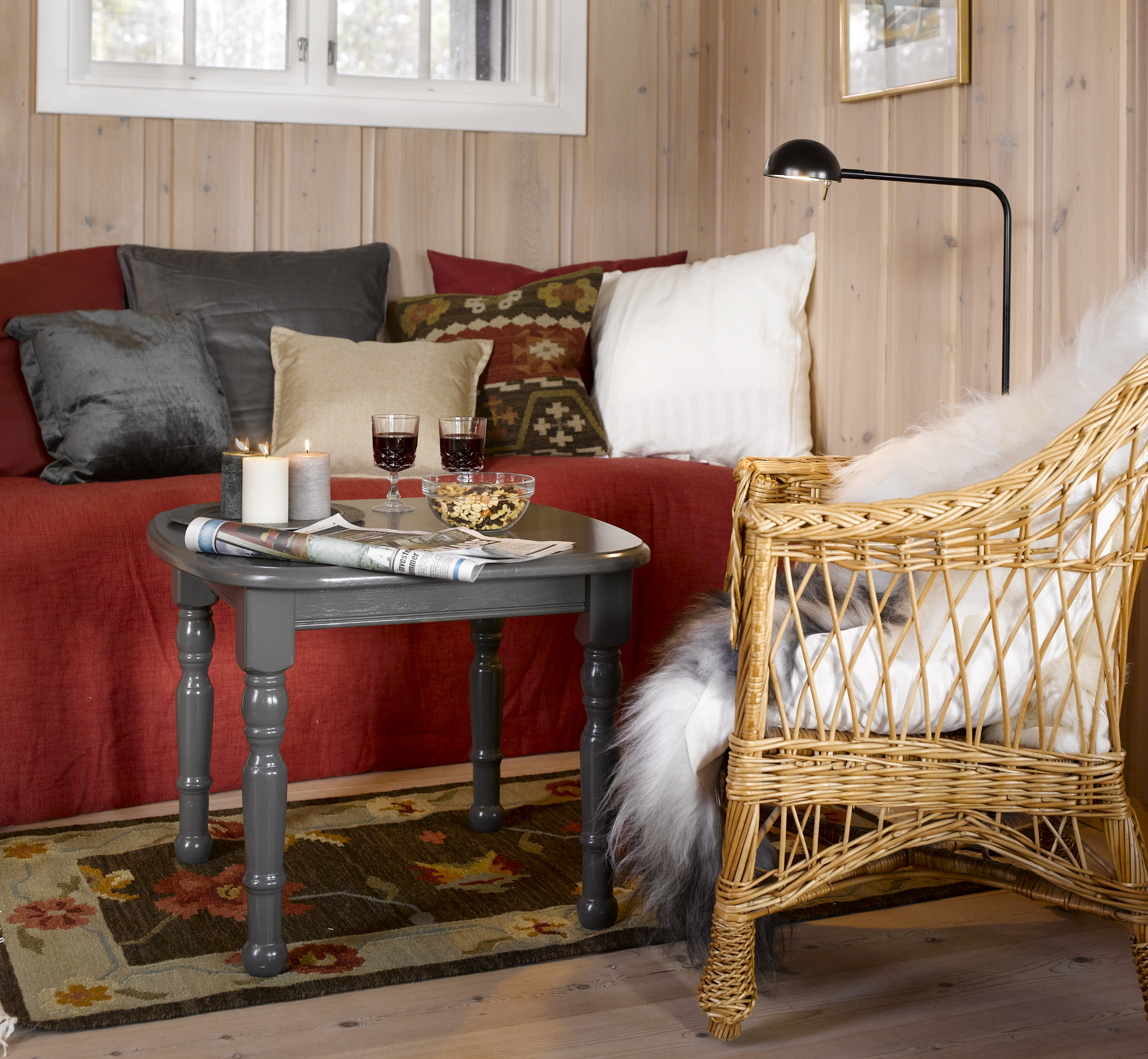 Lesekroken ble ny med tekstiler i varme jordfarger og gråmalt bord. 