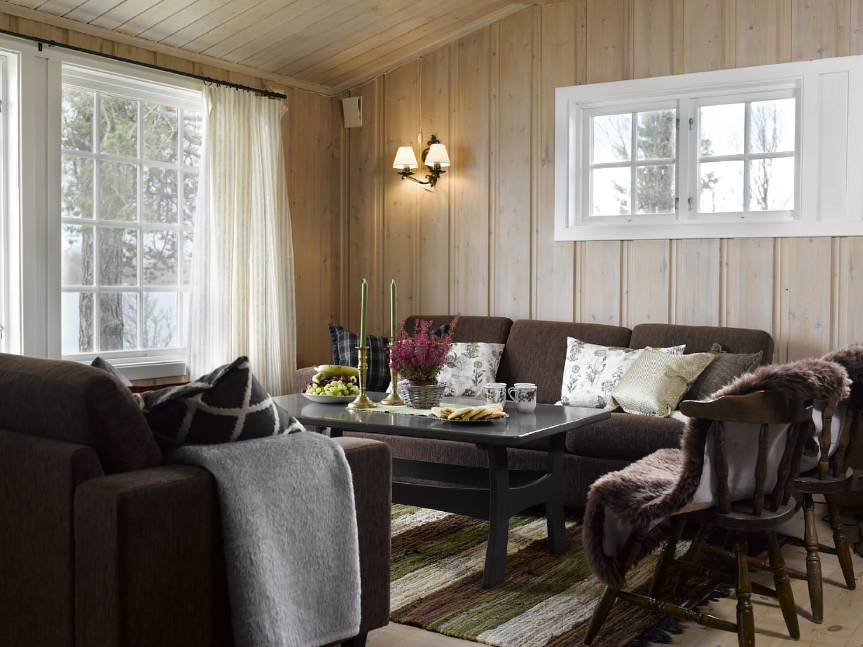 Lunere stue med jordfarger