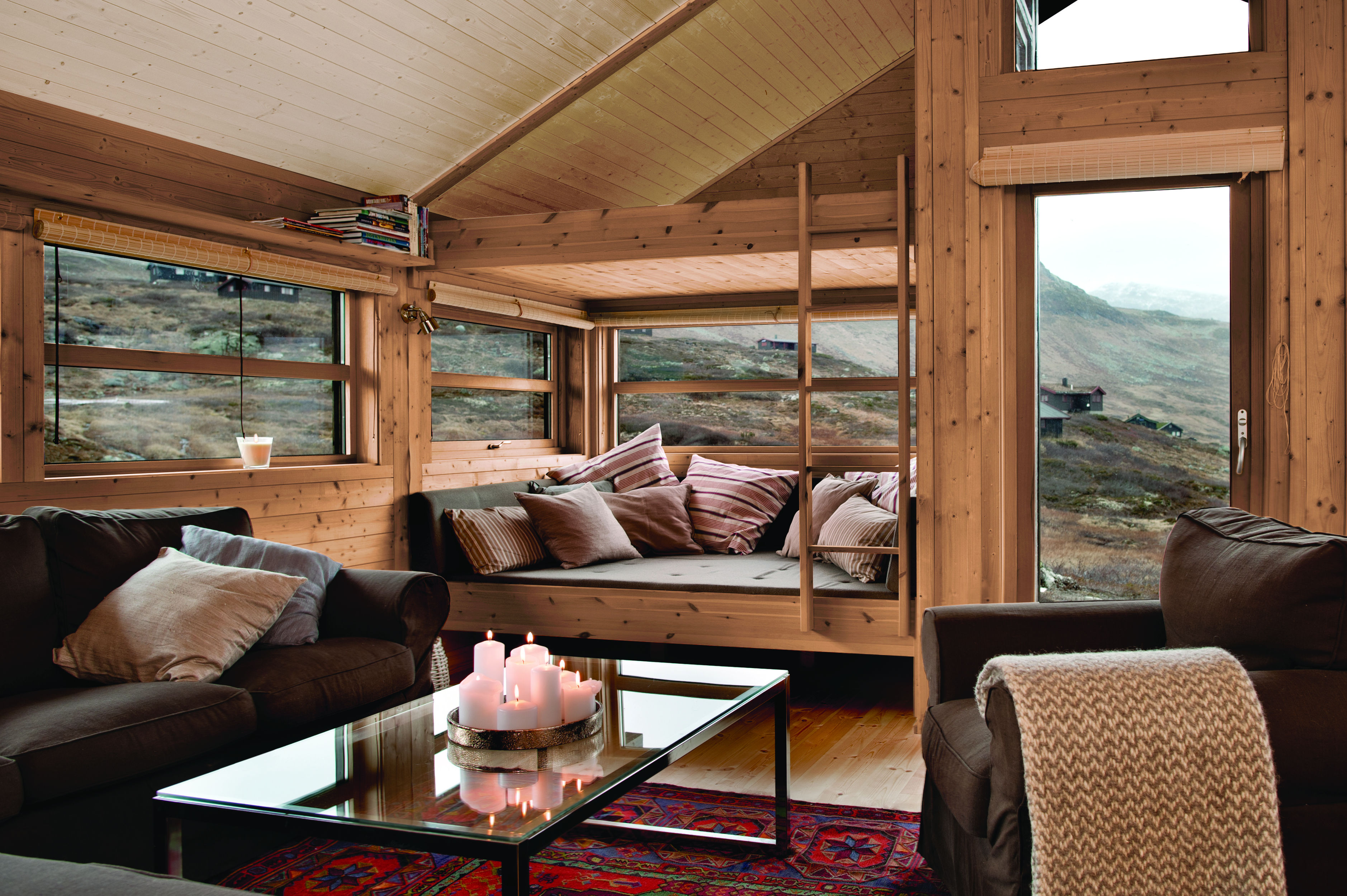 Å gi treverket en mer tidsriktige farge enn den gulnede furufargen er populært på hytta. Her er det brukt brukt produkter fra Tyrilin for å gi hytta et moderne preg.