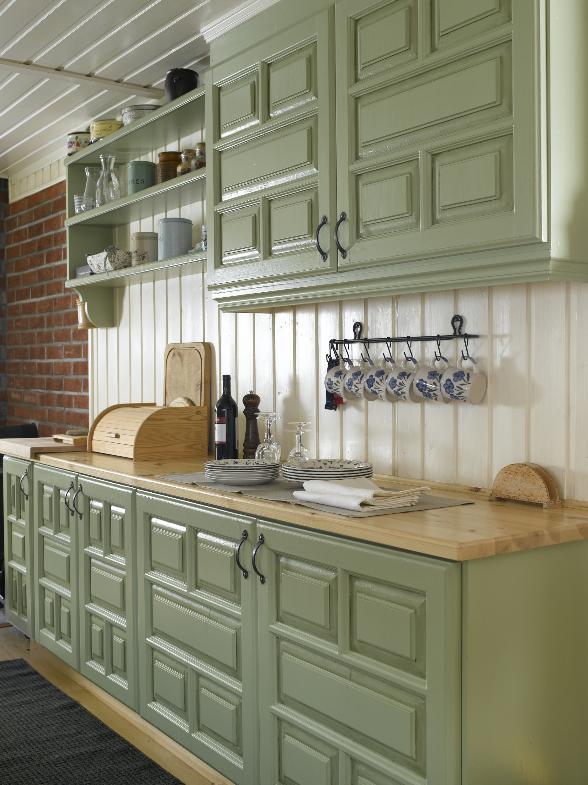 Denne grønnfargen er tatt rett ut av mosen på hyttetrappa; S 3030-G70Y. Dørprofilene har fått et strøk med grå lasurolje på toppen, for å skape skyggevirkning. 