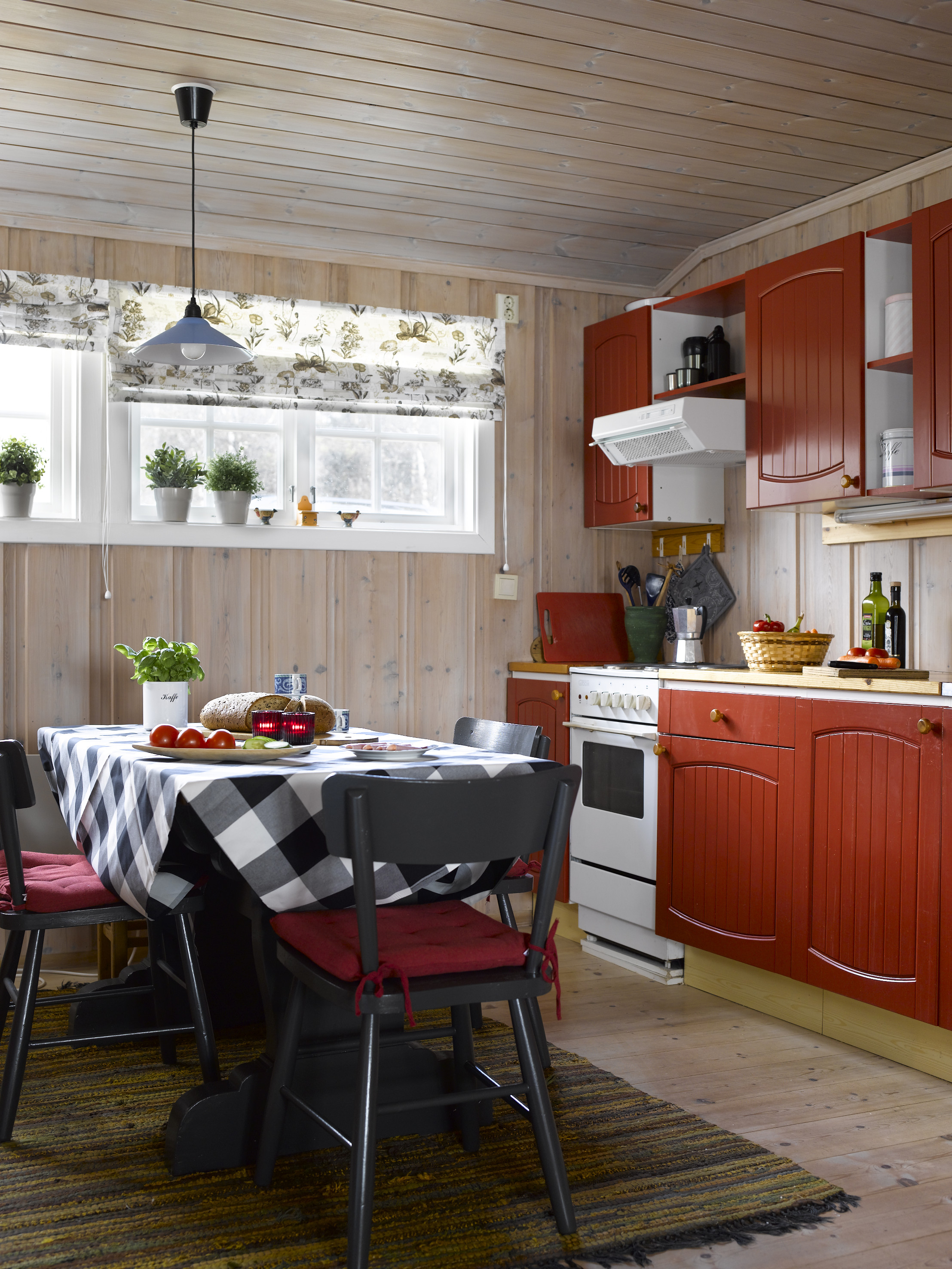 Nyperødt på fjellhytta; farge Nype 239. Stoler og bord har farge Mørk Grå 469. Begge farger er fra Beckers. 