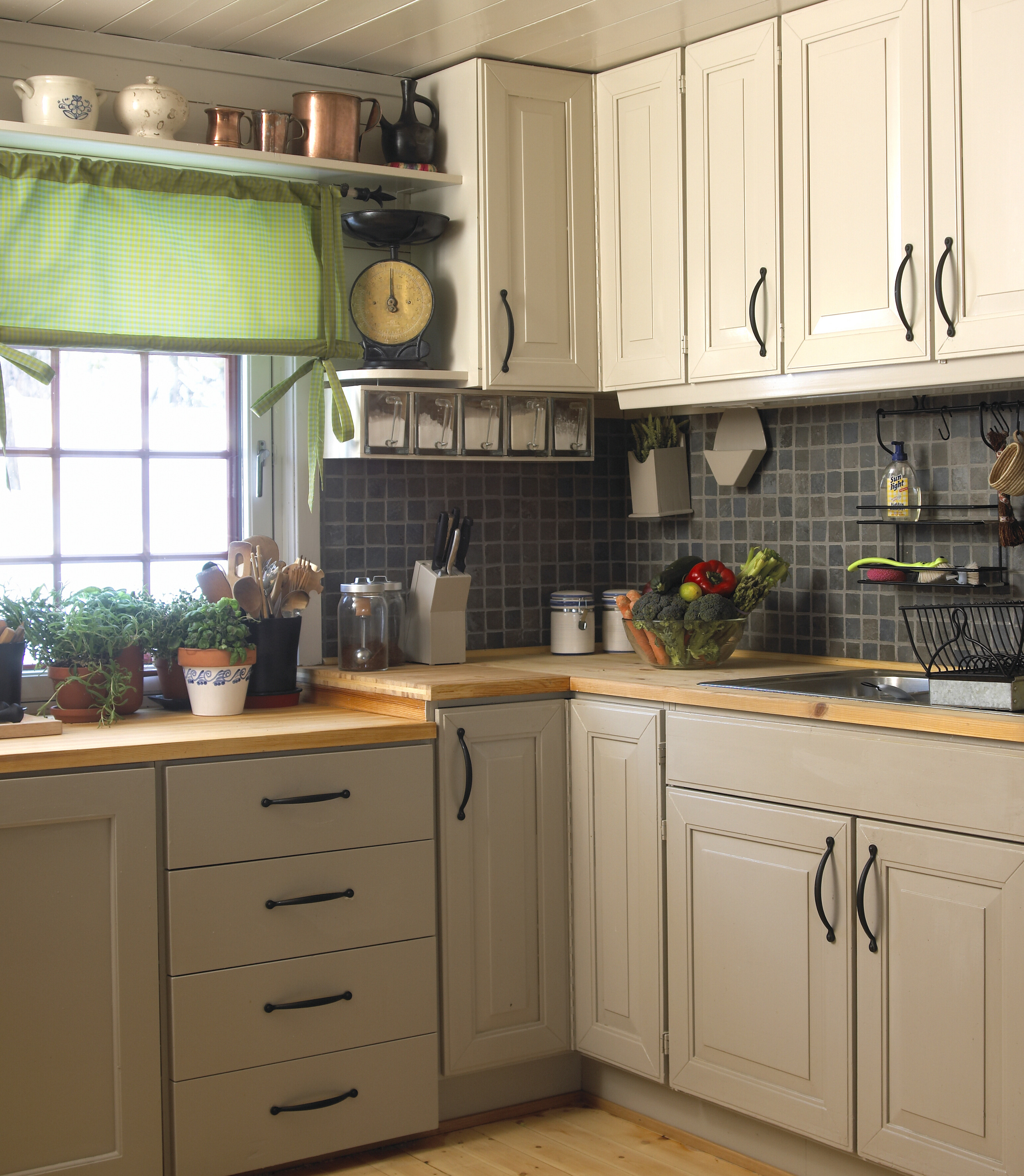 Underskapene er malt i en mørkere nyanse enn overskapene, for å skape tyngde mot gulvet. Overskap i  farge Wet Sand 3, underskap i farge Wet Sand 1, fra Flügger.                                 