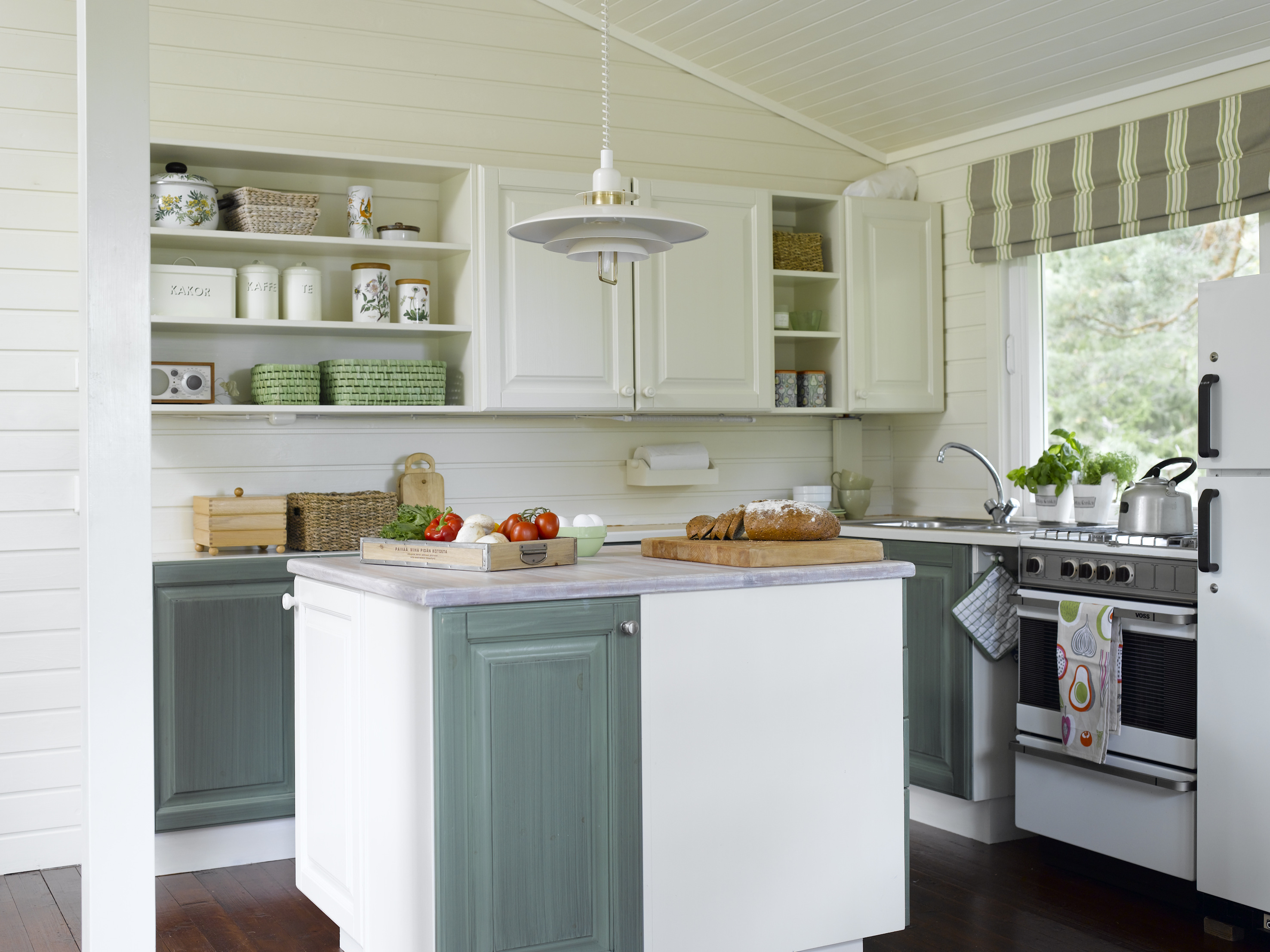 De grønne skapdørene er gamle, og fremstår som friskere i fargen etter at de gule rammene forsvant. Vegger og øvrig innredning er malt i Tender Yellow fra Nordsjö. 