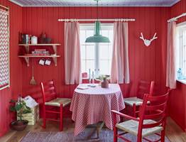 <b>NOSTALGISK RO:</b> Rødt er godt forankret i vår kultur og er en tradisjonell hyttefarge. I paletten Nostalgisk Ro føres linjene videre med en friskere tone. Veggen er malt i fargen Markjordbær. (Foto: Sveinung Bråthen/Fargerike, Stylist: Christine Hærra)