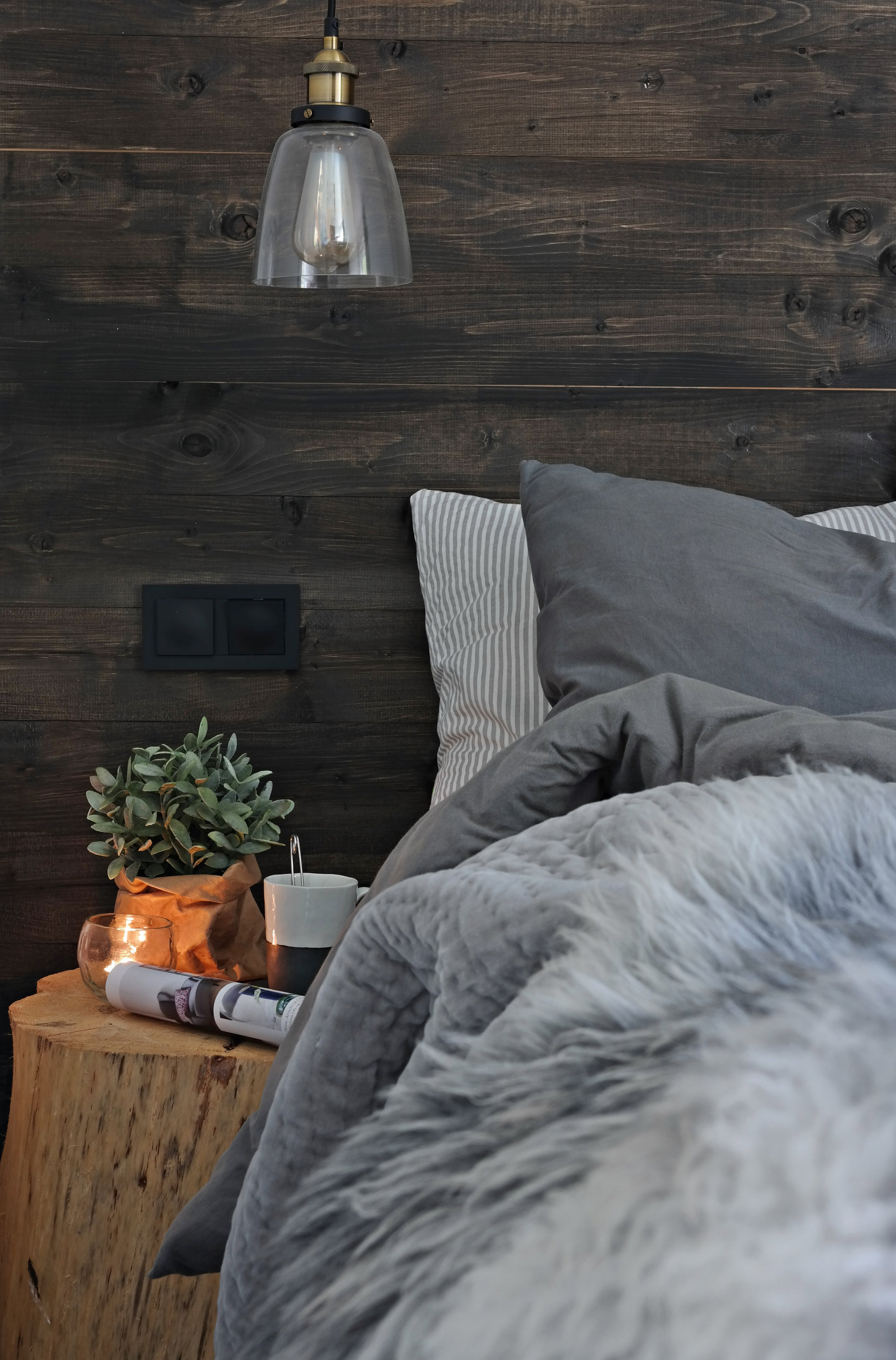 HYTTEKOS: Mørke farger luner mest. Det lønner seg å teste fargen, så du er sikker på å få riktig nyanse før du kjøper inn til hele hytta. Her er det brukt Original Panellakk fra Nordsjö i fargen «Trollheim». (Foto: Nordsjö)